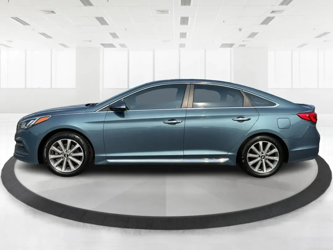 2017 Hyundai Sonata Limited (5NPE34AF4HH) with an 2.4L I-4 gasoline direct injection engine, located at 1230 East Main St, Xenia, OH, 45385, (937) 908-9800, 39.688026, -83.910172 - Are you ready to elevate your daily drive into an adventure? Meet the 2017 Hyundai Sonata Limited, a perfect companion for anyone looking to combine style, comfort, and reliability. Whether you're commuting to work, shuttling the kids to school, or heading out for a weekend getaway, this sedan offer - Photo#5