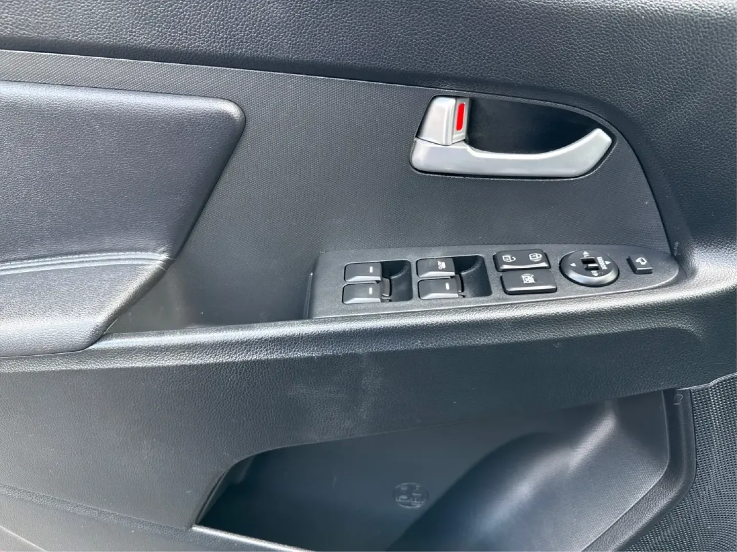 2013 Kia Sportage EX (KNDPCCA25D7) with an 2.4L I-4 DOHC engine, located at 1099 N County Rd 25A, Troy, OH, 45373, (937) 908-9800, 40.057079, -84.212883 - **Elevate Your Adventures with the 2013 Kia Sportage EX - Perfect for Every Journey!**<br /> <br /> Are you ready to take your daily commutes and weekend getaways to the next level? Look no further than this 2013 Kia Sportage EX, available now at Advantage Car and Credit in Fairborn, OH. This versat - Photo#19