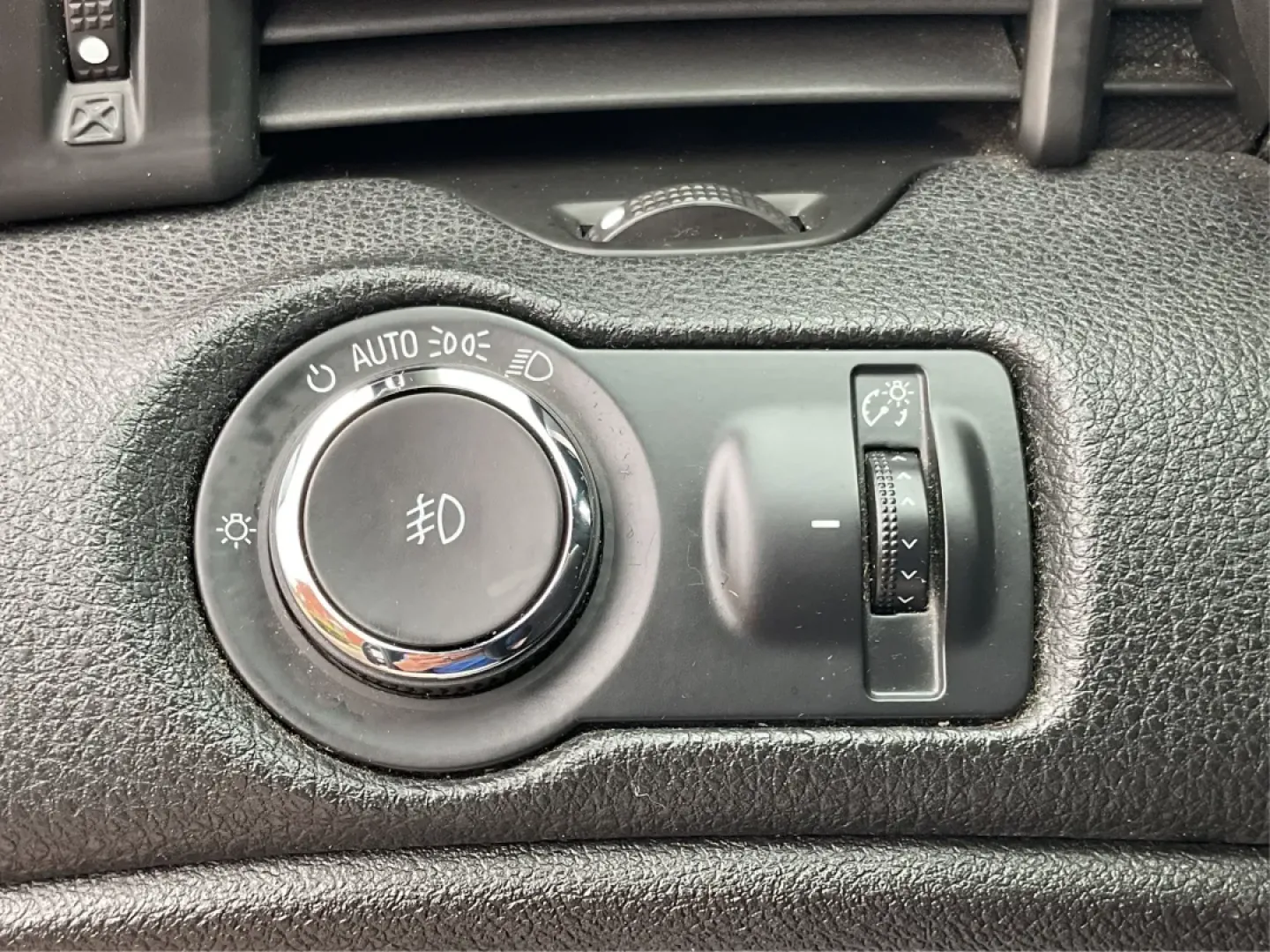 2015 Chevrolet Malibu 2LT (1G11D5SL9FF) with an ECOTEC 2.5L I-4 gasoline direct injection engine, located at 1099 N County Rd 25A, Troy, OH, 45373, (937) 908-9800, 40.057079, -84.212883 - Discover the perfect blend of style, performance, and affordability with the 2015 Chevrolet Malibu 2LT, available now at Advantage Car and Credit in Fairborn, OH. Whether you're commuting to work, ferrying the kids to school, or planning weekend getaways, this reliable sedan is designed to enhance y - Photo#17