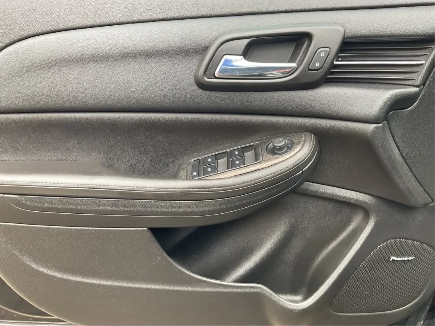 2015 Chevrolet Malibu 2LT (1G11D5SL9FF) with an ECOTEC 2.5L I-4 gasoline direct injection engine, located at 1099 N County Rd 25A, Troy, OH, 45373, (937) 908-9800, 40.057079, -84.212883 - Discover the perfect blend of style, performance, and affordability with the 2015 Chevrolet Malibu 2LT, available now at Advantage Car and Credit in Fairborn, OH. Whether you're commuting to work, ferrying the kids to school, or planning weekend getaways, this reliable sedan is designed to enhance y - Photo#19