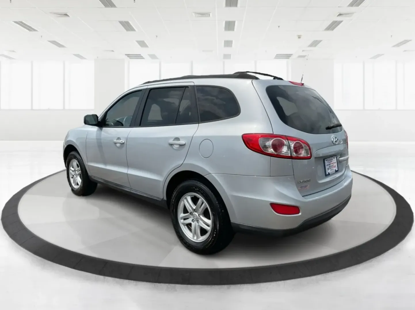 2010 Hyundai Santa Fe GLS (5NMSG3AB3AH) with an 2.4L I-4 DOHC engine, located at 1099 N County Rd 25A, Troy, OH, 45373, (937) 908-9800, 40.057079, -84.212883 - ### Discover Your Next Adventure with the 2010 Hyundai Santa Fe GLS at Advantage Car and Credit!<br /> <br /> Are you looking for a dependable vehicle that can comfortably accommodate your growing family or offer you a reliable partner for weekend adventures? Look no further than this stunning **201 - Photo#4