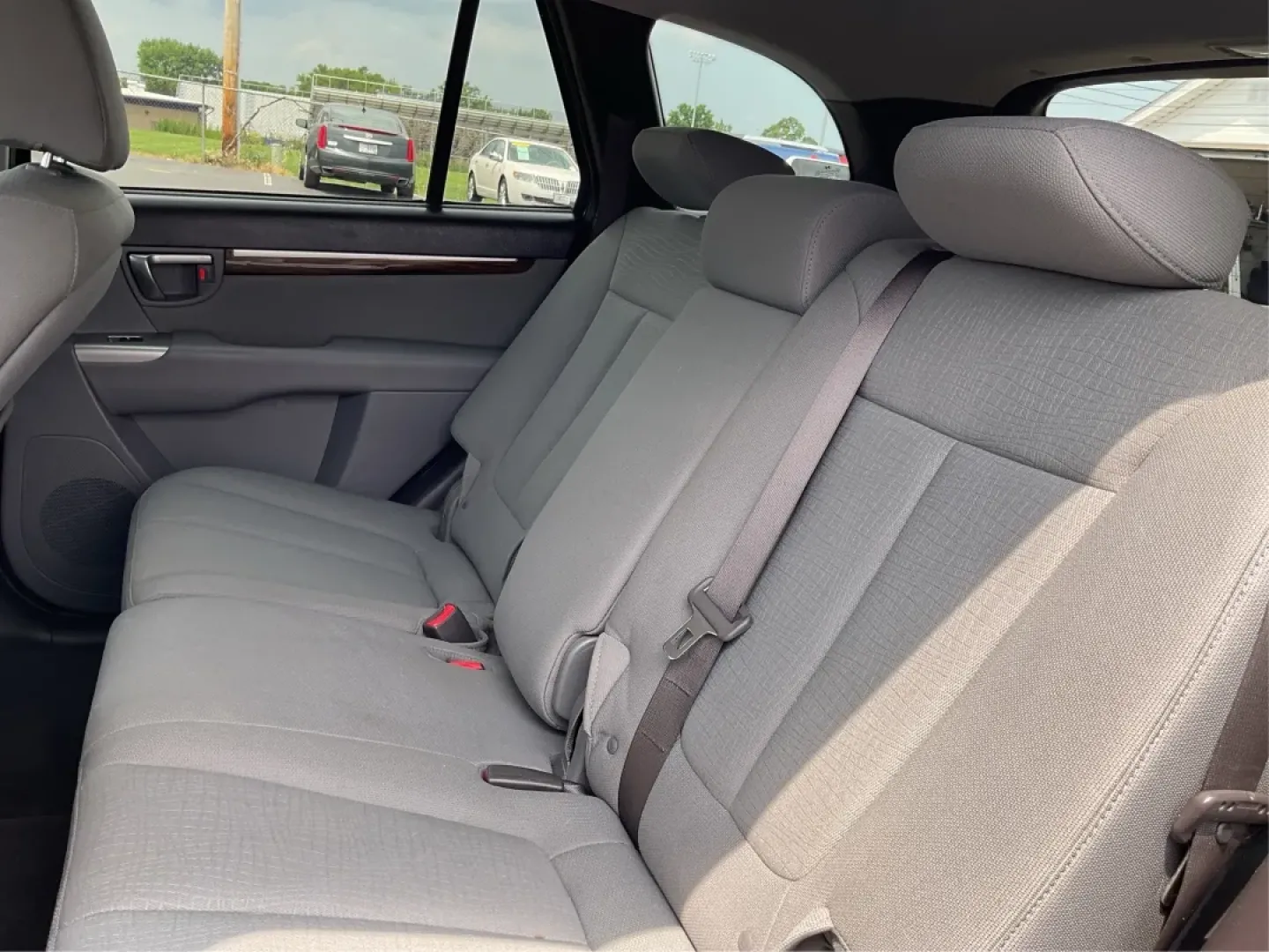 2010 Hyundai Santa Fe GLS (5NMSG3AB3AH) with an 2.4L I-4 DOHC engine, located at 1099 N County Rd 25A, Troy, OH, 45373, (937) 908-9800, 40.057079, -84.212883 - ### Discover Your Next Adventure with the 2010 Hyundai Santa Fe GLS at Advantage Car and Credit!<br /> <br /> Are you looking for a dependable vehicle that can comfortably accommodate your growing family or offer you a reliable partner for weekend adventures? Look no further than this stunning **201 - Photo#10