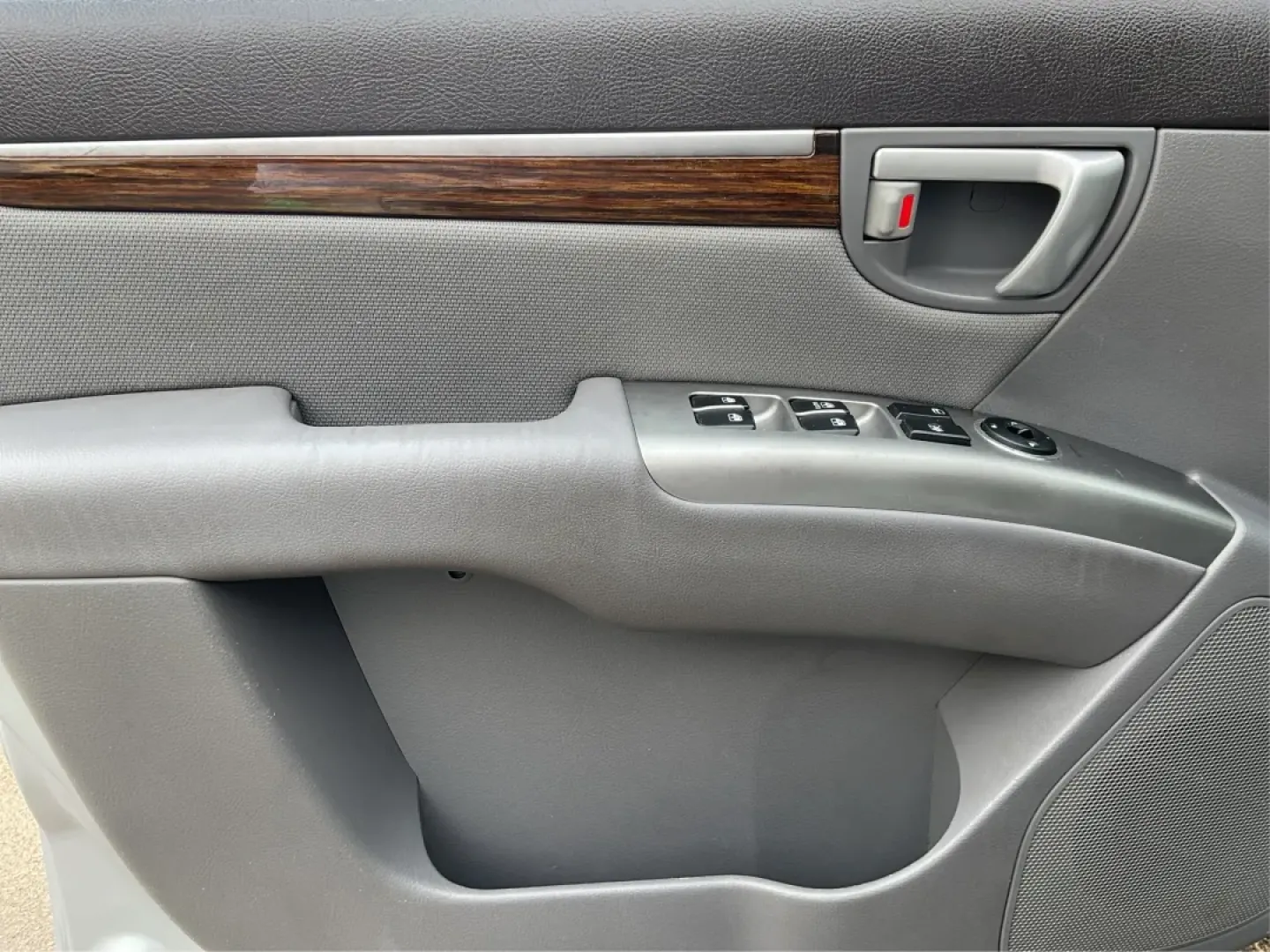 2010 Hyundai Santa Fe GLS (5NMSG3AB3AH) with an 2.4L I-4 DOHC engine, located at 1099 N County Rd 25A, Troy, OH, 45373, (937) 908-9800, 40.057079, -84.212883 - ### Discover Your Next Adventure with the 2010 Hyundai Santa Fe GLS at Advantage Car and Credit!<br /> <br /> Are you looking for a dependable vehicle that can comfortably accommodate your growing family or offer you a reliable partner for weekend adventures? Look no further than this stunning **201 - Photo#17