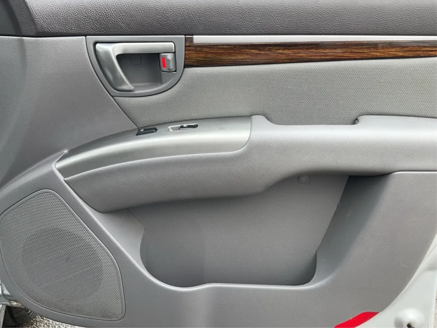 2010 Hyundai Santa Fe GLS (5NMSG3AB3AH) with an 2.4L I-4 DOHC engine, located at 1099 N County Rd 25A, Troy, OH, 45373, (937) 908-9800, 40.057079, -84.212883 - ### Discover Your Next Adventure with the 2010 Hyundai Santa Fe GLS at Advantage Car and Credit!<br /> <br /> Are you looking for a dependable vehicle that can comfortably accommodate your growing family or offer you a reliable partner for weekend adventures? Look no further than this stunning **201 - Photo#18