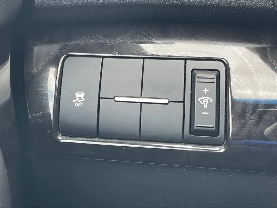 2015 Kia Sorento LX (5XYKT3A60FG) with an 2.4L I-4 gasoline direct injection engine, located at 4508 South Dixie Dr, Moraine, OH, 45439, (937) 908-9800, 39.689976, -84.218452 - ### Discover Adventure with the 2015 Kia Sorento LX - Your Perfect Family SUV!<br /> <br /> Are you seeking the ideal vehicle for weekend getaways or daily commutes? Look no further! The 2015 Kia Sorento LX is the perfect SUV for growing families and adventure-seekers alike. With its spacious interi - Photo#17