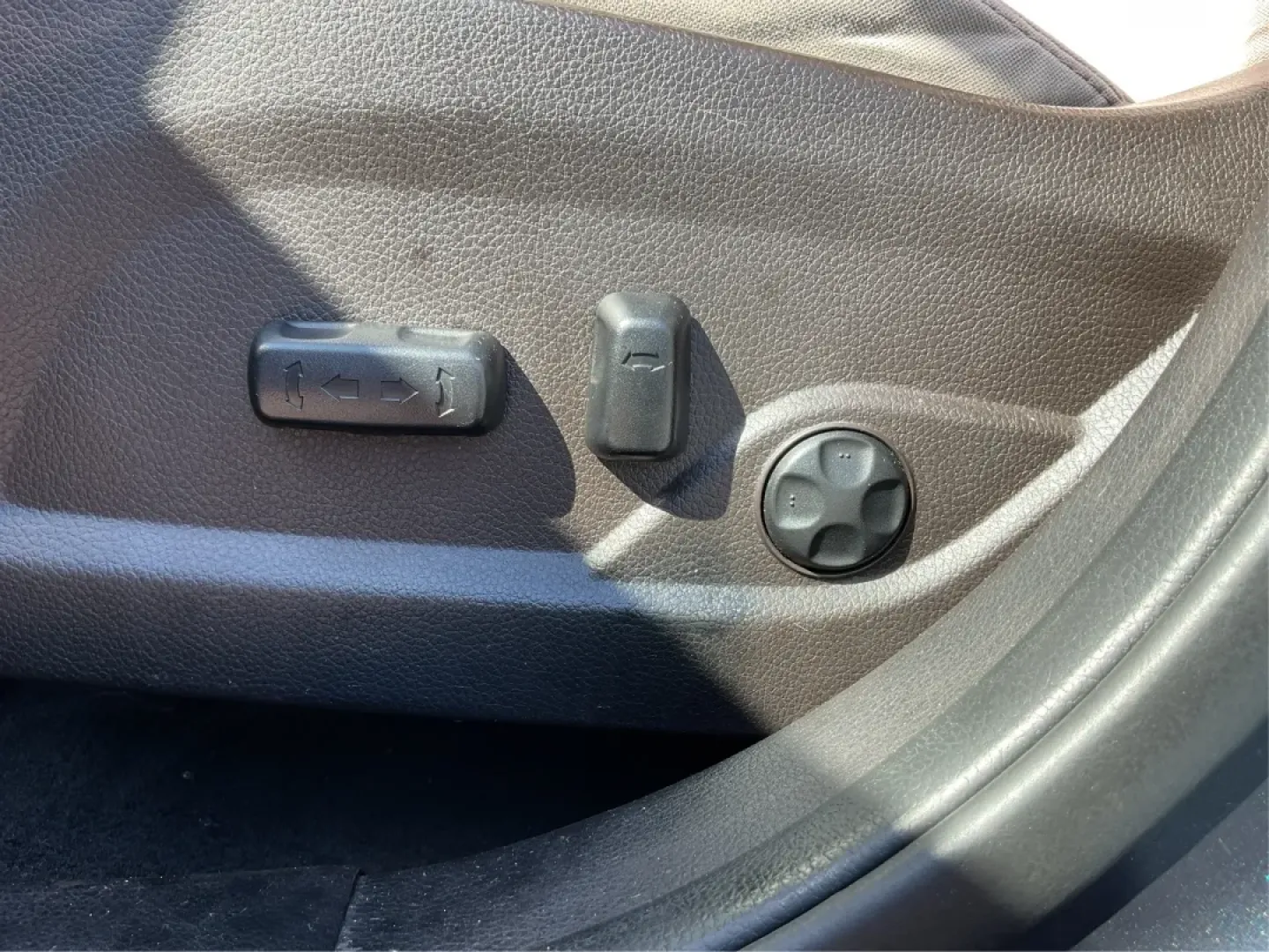 2017 Marlin Blue Hyundai Santa Fe Sport 2.4 FWD (5NMZU3LB6HH) with an 2.4L L4 DOHC 16V engine, 6-Speed Automatic transmission, located at 4508 South Dixie Dr, Moraine, OH, 45439, (937) 908-9800, 39.689976, -84.218452 - **Explore Adventure with the 2017 Hyundai Santa Fe - Perfect for Families and Weekend Warriors!**<br /> <br /> Are you in search of a versatile SUV that can handle everything from family road trips to daily commutes? Look no further! The 2017 Hyundai Santa Fe, featuring a stunning Marlin Blue exteri - Photo#17