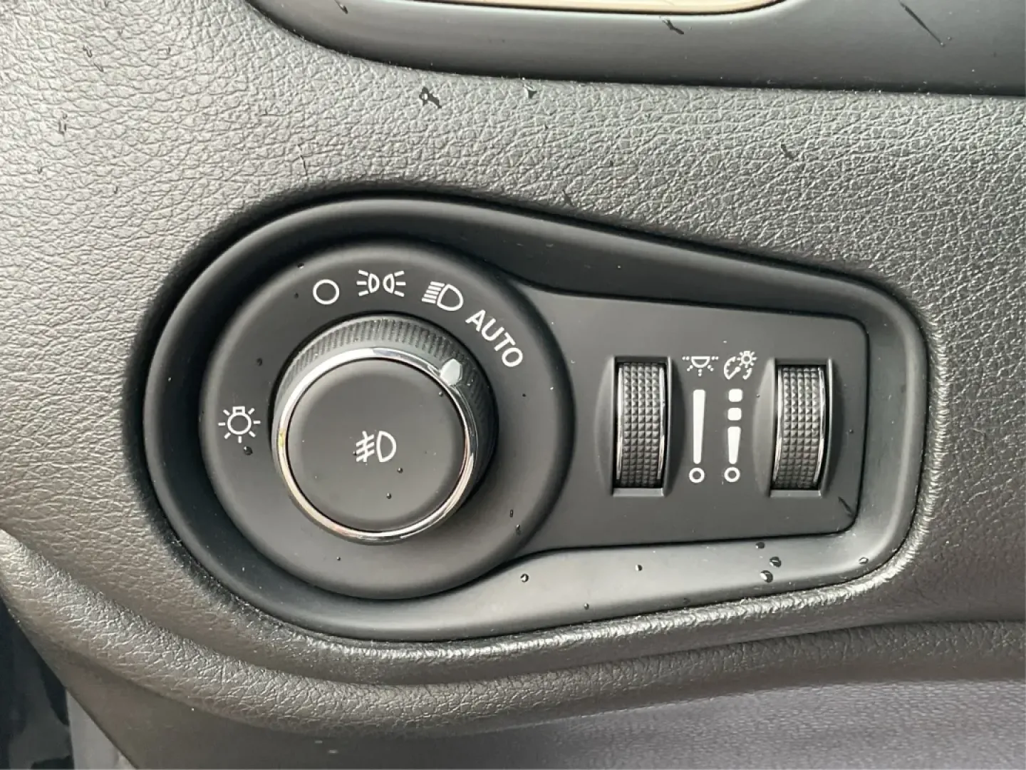 2016 Jeep Renegade Limited (ZACCJADT7GP) with an Tigershark MultiAir 2.4L I-4 variable valve contro engine, located at 880 E. National Road, Vandalia, OH, 45377, (937) 908-9800, 39.891918, -84.183594 - **Adventure Awaits with the 2016 Jeep Renegade Limited Your Perfect Partner for Every Journey!**<br /> <br /> Are you ready to elevate your lifestyle with an adventure-ready vehicle? Whether you're navigating the bustling streets of Fairborn, OH, or hitting the scenic backroads, the 2016 Jeep Reneg - Photo#16