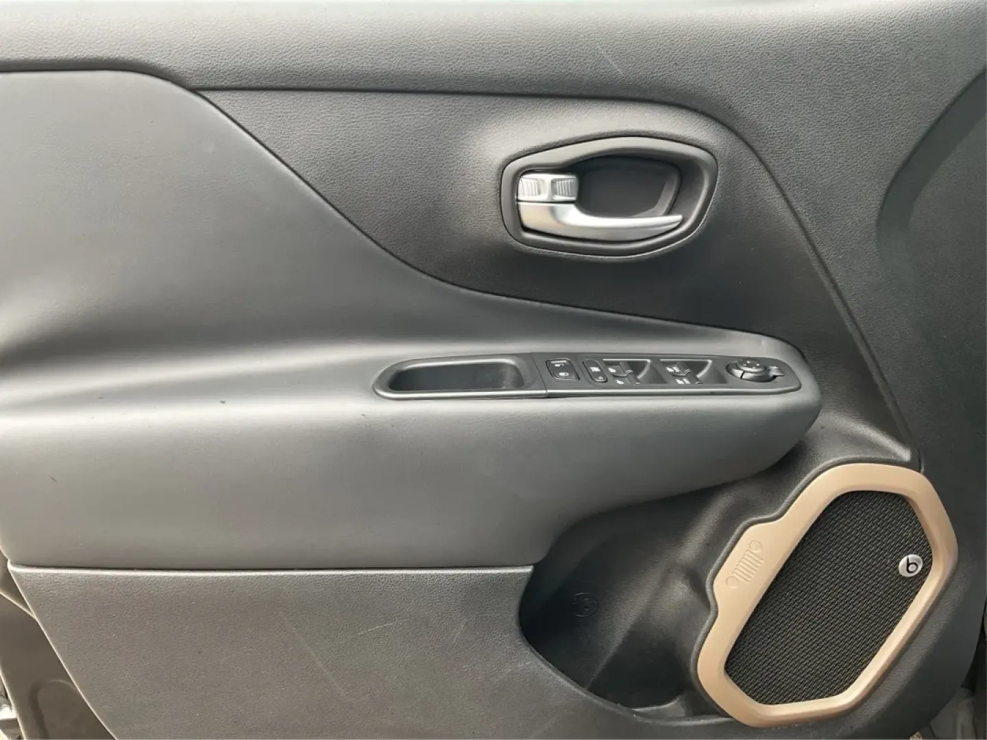 2016 Jeep Renegade Limited (ZACCJADT7GP) with an Tigershark MultiAir 2.4L I-4 variable valve contro engine, located at 880 E. National Road, Vandalia, OH, 45377, (937) 908-9800, 39.891918, -84.183594 - **Adventure Awaits with the 2016 Jeep Renegade Limited Your Perfect Partner for Every Journey!**<br /> <br /> Are you ready to elevate your lifestyle with an adventure-ready vehicle? Whether you're navigating the bustling streets of Fairborn, OH, or hitting the scenic backroads, the 2016 Jeep Reneg - Photo#18