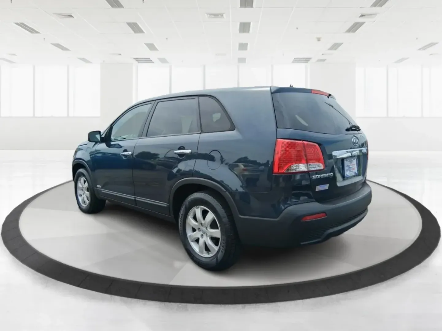 2013 Baltic Blue Kia Sorento LX 4WD (5XYKTCA69DG) with an 2.4L L4 DOHC 16V engine, 6-Speed Automatic transmission, located at 1184 Kauffman Ave, Fairborn, OH, 45324, (937) 908-9800, 39.807072, -84.030914 - **Adventure Awaits with the 2013 Kia Sorento LX 4WD at Advantage Car and Credit - Fairborn!**<br /> <br /> Are you ready to elevate your family adventures or make your daily commute incredibly comfortable? Look no further than this spacious and versatile 2013 Kia Sorento LX 4WD, perfect for growing - Photo#4