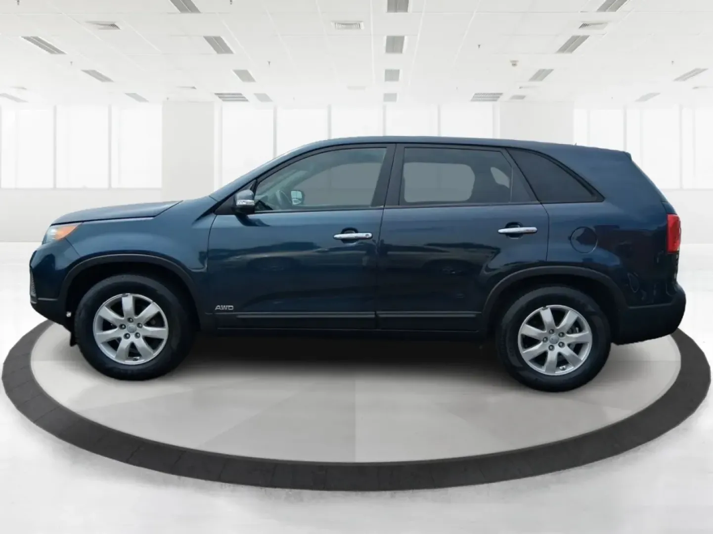 2013 Baltic Blue Kia Sorento LX 4WD (5XYKTCA69DG) with an 2.4L L4 DOHC 16V engine, 6-Speed Automatic transmission, located at 1184 Kauffman Ave, Fairborn, OH, 45324, (937) 908-9800, 39.807072, -84.030914 - **Adventure Awaits with the 2013 Kia Sorento LX 4WD at Advantage Car and Credit - Fairborn!**<br /> <br /> Are you ready to elevate your family adventures or make your daily commute incredibly comfortable? Look no further than this spacious and versatile 2013 Kia Sorento LX 4WD, perfect for growing - Photo#5