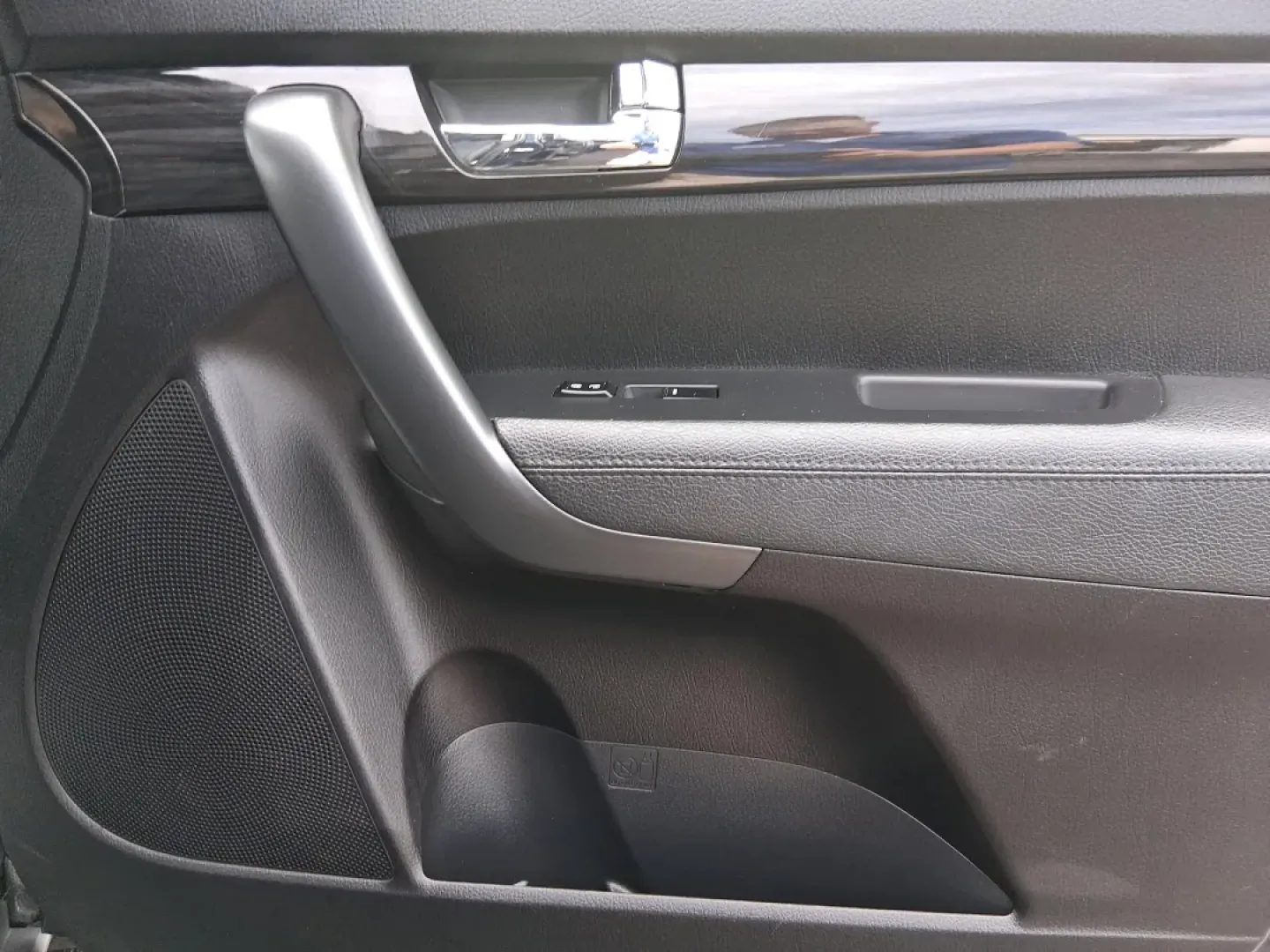 2013 Baltic Blue Kia Sorento LX 4WD (5XYKTCA69DG) with an 2.4L L4 DOHC 16V engine, 6-Speed Automatic transmission, located at 1184 Kauffman Ave, Fairborn, OH, 45324, (937) 908-9800, 39.807072, -84.030914 - **Adventure Awaits with the 2013 Kia Sorento LX 4WD at Advantage Car and Credit - Fairborn!**<br /> <br /> Are you ready to elevate your family adventures or make your daily commute incredibly comfortable? Look no further than this spacious and versatile 2013 Kia Sorento LX 4WD, perfect for growing - Photo#18