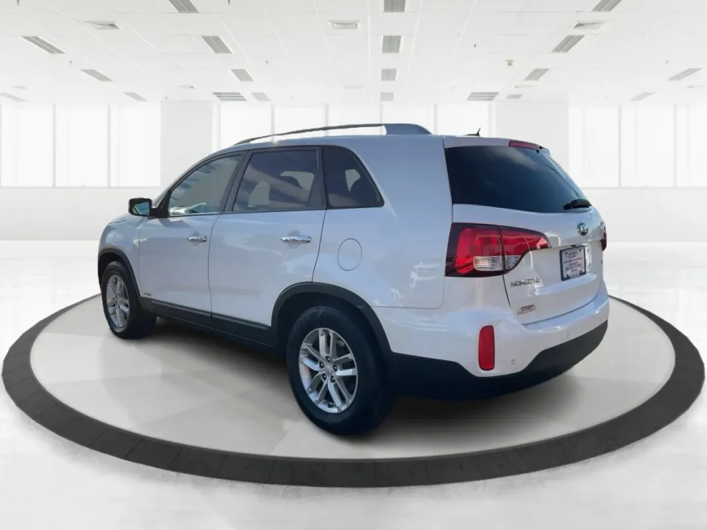 2015 Kia Sorento LX AWD (5XYKTDA64FG) with an 2.4L L4 DOHC 16V engine, 6-Speed Automatic transmission, located at 401 Woodman Dr, Riverside, OH, 45431, (937) 908-9800, 39.760899, -84.123421 - Are you ready for your next adventure? Whether it's a weekend getaway or the daily commute, the 2015 Kia Sorento LX AWD offers the perfect blend of comfort, versatility, and style. This spacious and well-equipped SUV is ideal for growing families, outdoor enthusiasts, or anyone seeking a reliable ve - Photo#3