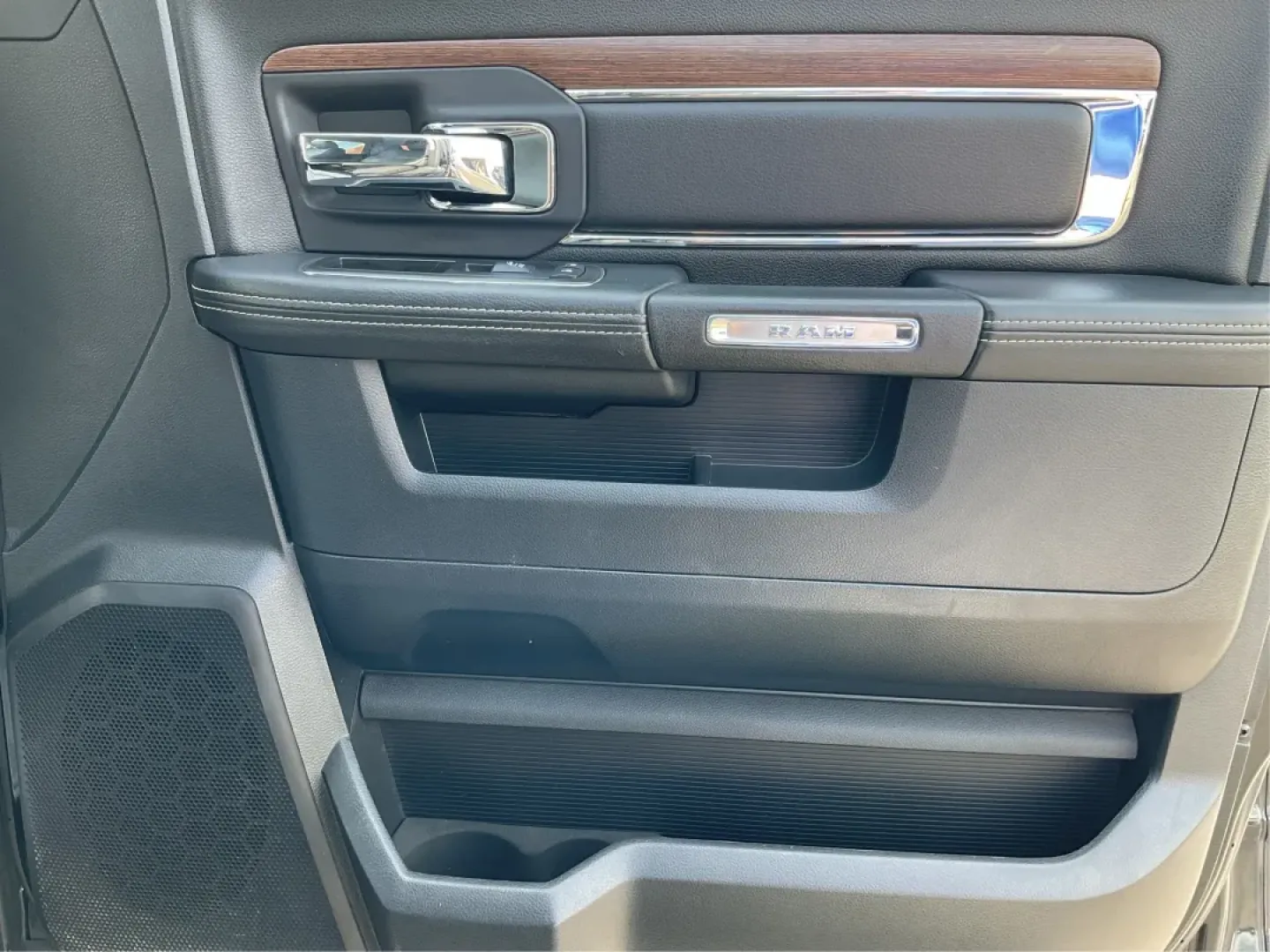 2015 Ram 1500 Laramie Crew Cab SWB 4WD (1C6RR7NT7FS) with an 5.7L V8 OHV 16V engine, 8-Speed Automatic transmission, located at 1230 East Main St, Xenia, OH, 45385, (937) 908-9800, 39.688026, -83.910172 - **Unlock Your Weekend Adventures with the 2015 Ram 1500 Laramie Crew Cab 4WD at Jamestown Auto Sales!**<br /> <br /> Are you ready to elevate your lifestyle with a vehicle that combines power, comfort, and versatility? Look no further than this 2015 Ram 1500 Laramie Crew Cab SWB, the ultimate truck - Photo#20