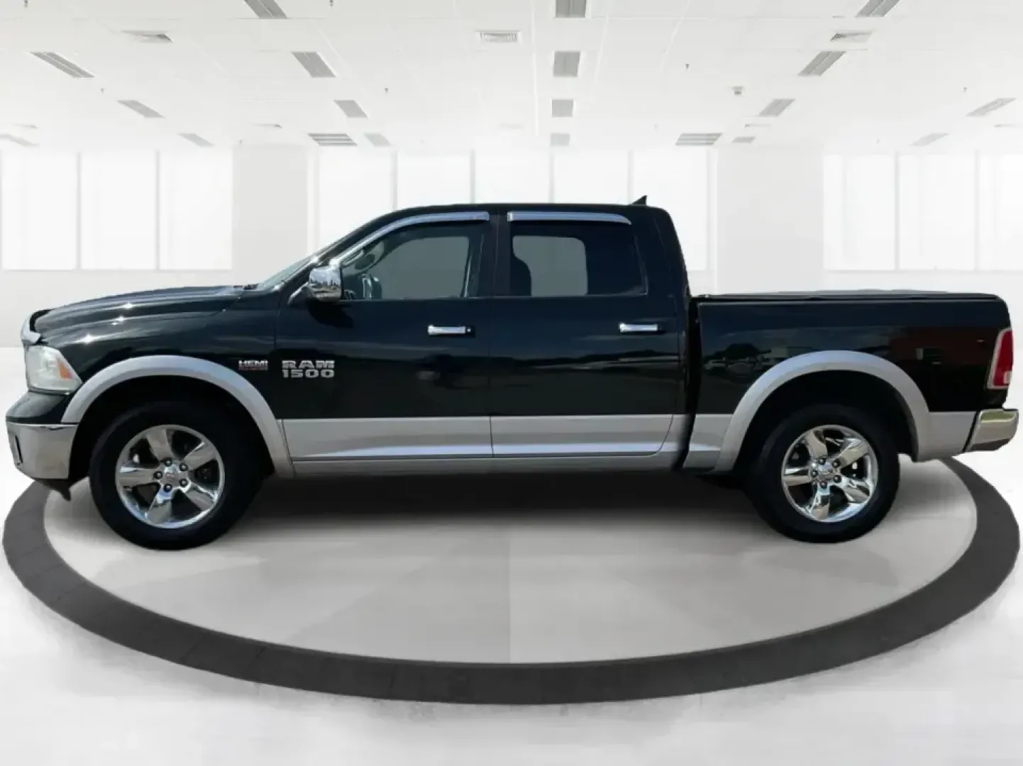 2015 Ram 1500 Laramie Crew Cab SWB 4WD (1C6RR7NT7FS) with an 5.7L V8 OHV 16V engine, 8-Speed Automatic transmission, located at 1184 Kauffman Ave, Fairborn, OH, 45324, (937) 908-9800, 39.807072, -84.030914 - **Unlock Your Weekend Adventures with the 2015 Ram 1500 Laramie Crew Cab 4WD at Jamestown Auto Sales!**<br /> <br /> Are you ready to elevate your lifestyle with a vehicle that combines power, comfort, and versatility? Look no further than this 2015 Ram 1500 Laramie Crew Cab SWB, the ultimate truck - Photo#5