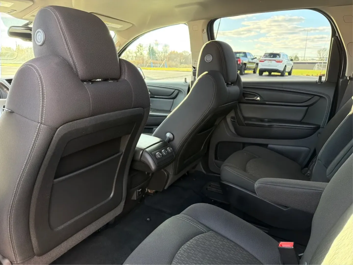 2014 GMC Acadia SLE-2 AWD (1GKKVPKD1EJ) with an 3.6L V6 DOHC 24V engine, 6-Speed Automatic transmission, located at 1230 East Main St, Xenia, OH, 45385, (937) 908-9800, 39.688026, -83.910172 - If you're searching for the perfect family SUV that balances style, comfort, and an adventurous spirit, look no further than this stunning 2014 GMC Acadia SLE-2 AWD, now available at Advantage Car and Credit in Fairborn, OH. With spacious seating for up to eight passengers and the versatility needed - Photo#10