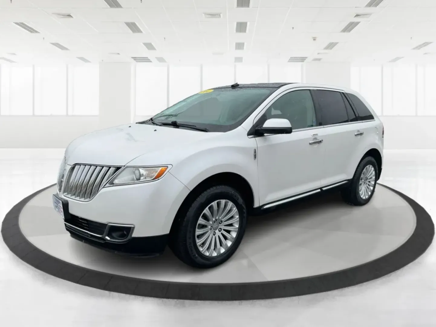 2014 Lincoln MKX Base (2LMDJ8JK4EB) with an Other engine, located at 1230 East Main St, Xenia, OH, 45385, (937) 908-9800, 39.688026, -83.910172 - **Discover Adventure with the 2014 Lincoln MKX Your Ticket to an Elevated Lifestyle**<br /> <br /> Are you in search of a vehicle that perfectly balances luxury and functionality? Look no further than the 2014 Lincoln MKX, a standout option for those who value comfort and style, whether you're navi - Photo#8