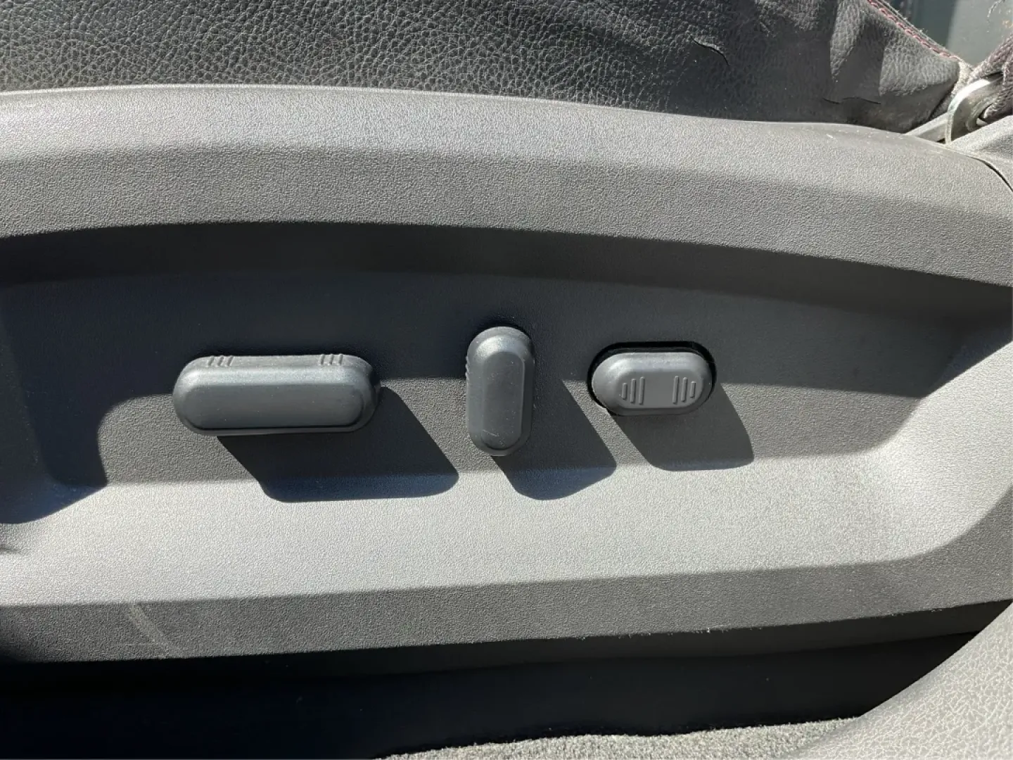 2013 Ford Edge Limited (2FMDK3KC7DB) with an 3.5L V6 DOHC 24V engine, 6-Speed Automatic transmission, located at 1951 S Dayton Lakeview Rd., New Carlisle, OH, 45344, (937) 908-9800, 39.890999, -84.050255 - Are you ready to elevate your driving experience while enjoying the comfort and versatility of an SUV? Look no further than this stunning 2013 Ford Edge Limited, available now at Advantage Car and Credit in Xenia, OH. Perfect for growing families or anyone seeking a reliable vehicle for daily commut - Photo#18