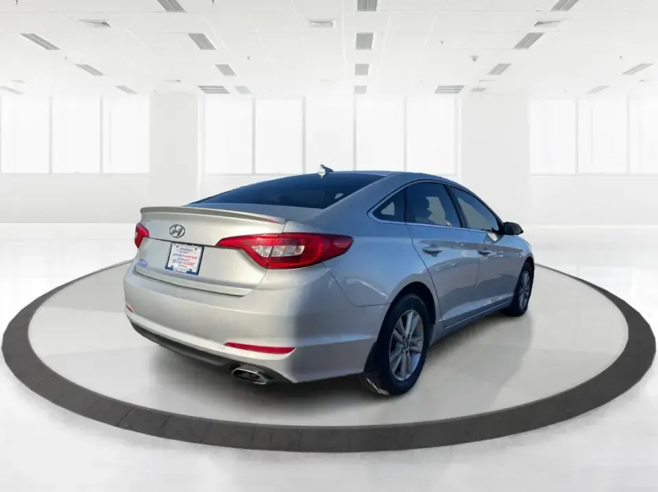 2015 Hyundai Sonata SE (5NPE24AFXFH) with an 2.4L L4 DOHC 16V engine, 7-Speed Automatic transmission, located at 1951 S Dayton Lakeview Rd., New Carlisle, OH, 45344, (937) 908-9800, 39.890999, -84.050255 - 2015 Hyundai Sonata SE - Photo#2