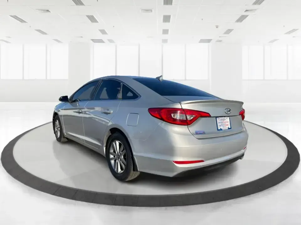 2015 Hyundai Sonata SE (5NPE24AFXFH) with an 2.4L L4 DOHC 16V engine, 7-Speed Automatic transmission, located at 1951 S Dayton Lakeview Rd., New Carlisle, OH, 45344, (937) 908-9800, 39.890999, -84.050255 - 2015 Hyundai Sonata SE - Photo#4