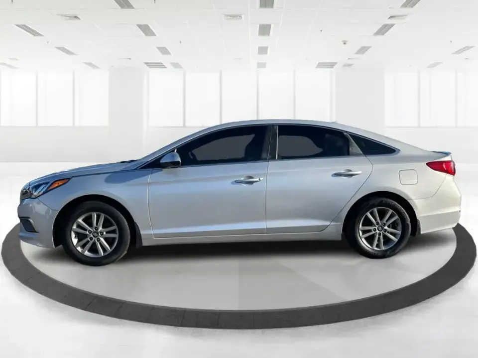 2015 Hyundai Sonata SE (5NPE24AFXFH) with an 2.4L L4 DOHC 16V engine, 7-Speed Automatic transmission, located at 1951 S Dayton Lakeview Rd., New Carlisle, OH, 45344, (937) 908-9800, 39.890999, -84.050255 - 2015 Hyundai Sonata SE - Photo#5