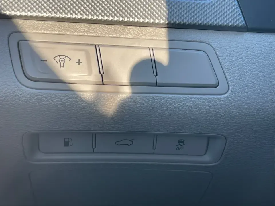 2015 Hyundai Sonata SE (5NPE24AFXFH) with an 2.4L L4 DOHC 16V engine, 7-Speed Automatic transmission, located at 1951 S Dayton Lakeview Rd., New Carlisle, OH, 45344, (937) 908-9800, 39.890999, -84.050255 - 2015 Hyundai Sonata SE - Photo#17