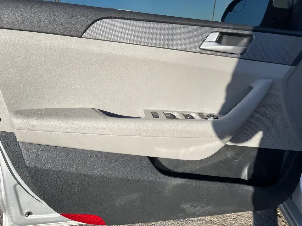 2015 Hyundai Sonata SE (5NPE24AFXFH) with an 2.4L L4 DOHC 16V engine, 7-Speed Automatic transmission, located at 1951 S Dayton Lakeview Rd., New Carlisle, OH, 45344, (937) 908-9800, 39.890999, -84.050255 - 2015 Hyundai Sonata SE - Photo#19