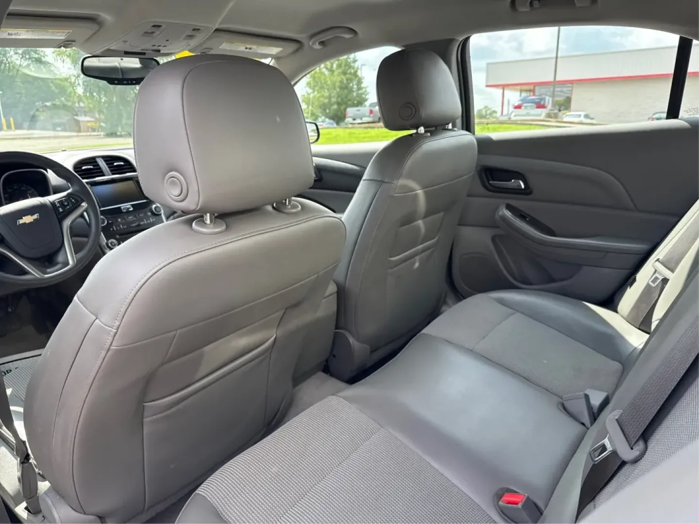 2015 Chevrolet Malibu 1LT (1G11C5SL5FF) with an ECOTEC 2.5L I-4 gasoline direct injection engine, located at 1230 East Main St, Xenia, OH, 45385, (937) 908-9800, 39.688026, -83.910172 - Are you in the market for a reliable sedan that's perfect for daily commutes and weekend getaways alike? Look no further than this stunning 2015 Chevrolet Malibu 1LT, available now at Advantage Car and Credit in Fairborn, OH. This vehicle is not just a car; it's a lifestyle upgrade designed for budg - Photo#10