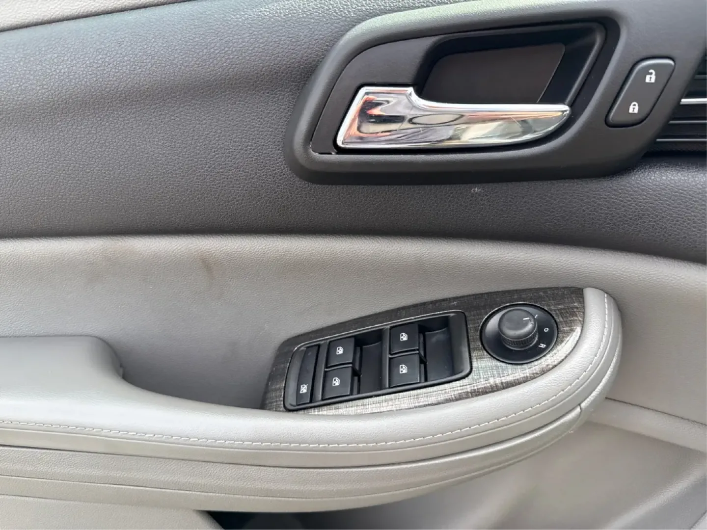 2015 Chevrolet Malibu 1LT (1G11C5SL5FF) with an ECOTEC 2.5L I-4 gasoline direct injection engine, located at 1184 Kauffman Ave, Fairborn, OH, 45324, (937) 908-9800, 39.807072, -84.030914 - Are you in the market for a reliable sedan that's perfect for daily commutes and weekend getaways alike? Look no further than this stunning 2015 Chevrolet Malibu 1LT, available now at Advantage Car and Credit in Fairborn, OH. This vehicle is not just a car; it's a lifestyle upgrade designed for budg - Photo#19