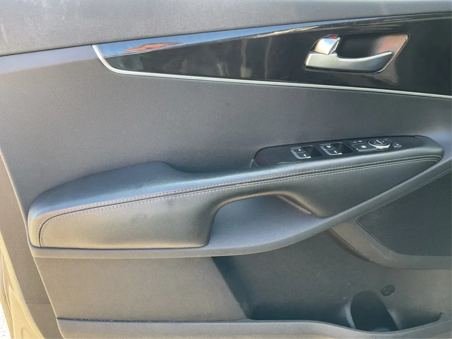 2016 Kia Sorento 2.4L LX (5XYPGDA32GG) with an 2.4L I-4 gasoline direct injection engine, located at 1099 N County Rd 25A, Troy, OH, 45373, (937) 908-9800, 40.057079, -84.212883 - Are you ready to elevate your family adventures while keeping comfort and versatility at the forefront? Look no further than this stunning 2016 Kia Sorento LX, now available at Advantage Car and Credit - Troy. Nestled in the heart of Troy, OH, at 1099 N County Rd 25A, our Buy Here Pay Here dealershi - Photo#18