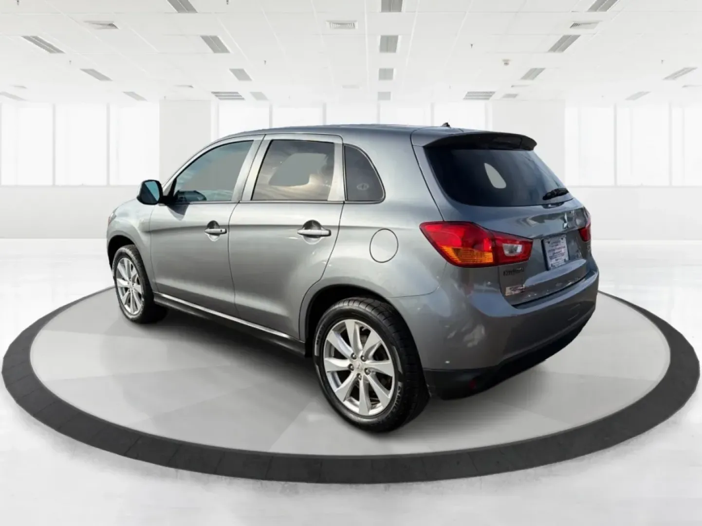 2015 Mitsubishi Outlander ES (4A4AP3AUXFE) with an 2L I-4 DOHC engine, located at 8750 N County Rd 25A, Piqua, OH, 45356, (937) 908-9800, 40.164391, -84.232513 - **Discover Adventure with the 2015 Mitsubishi Outlander - Perfect for Families and Road Trips!**<br /> <br /> At Advantage Car and Credit - Piqua, located at 8750 N County Rd 25A, Piqua, OH 45356, we understand that life is about experiences-whether it's weekend getaways, school runs, or family adve - Photo#4