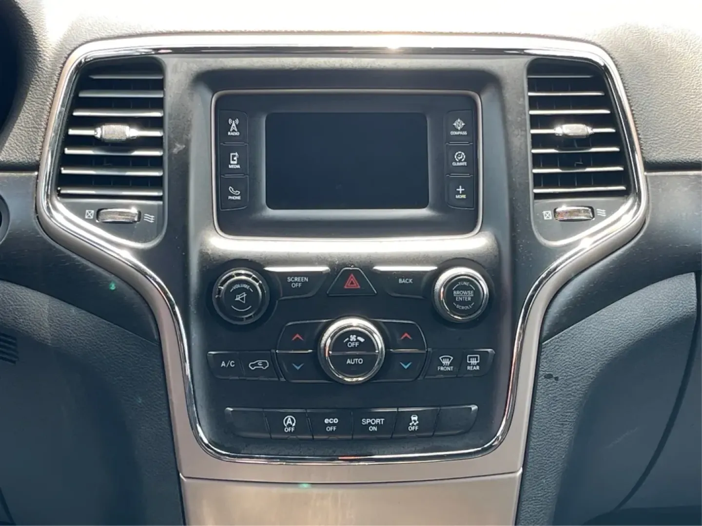 2016 Jeep Grand Cherokee Laredo (1C4RJFAG8GC) with an Pentastar 3.6L V-6 DOHC engine, located at 880 E. National Road, Vandalia, OH, 45377, (937) 908-9800, 39.891918, -84.183594 - **Elevate Your Adventures with the 2016 Jeep Grand Cherokee Laredo!**<br /> <br /> Are you ready to embark on your next adventure? Whether you're a growing family needing more space for weekend getaways or a commuter seeking a reliable ride for daily travels, the 2016 Jeep Grand Cherokee Laredo is y - Photo#13