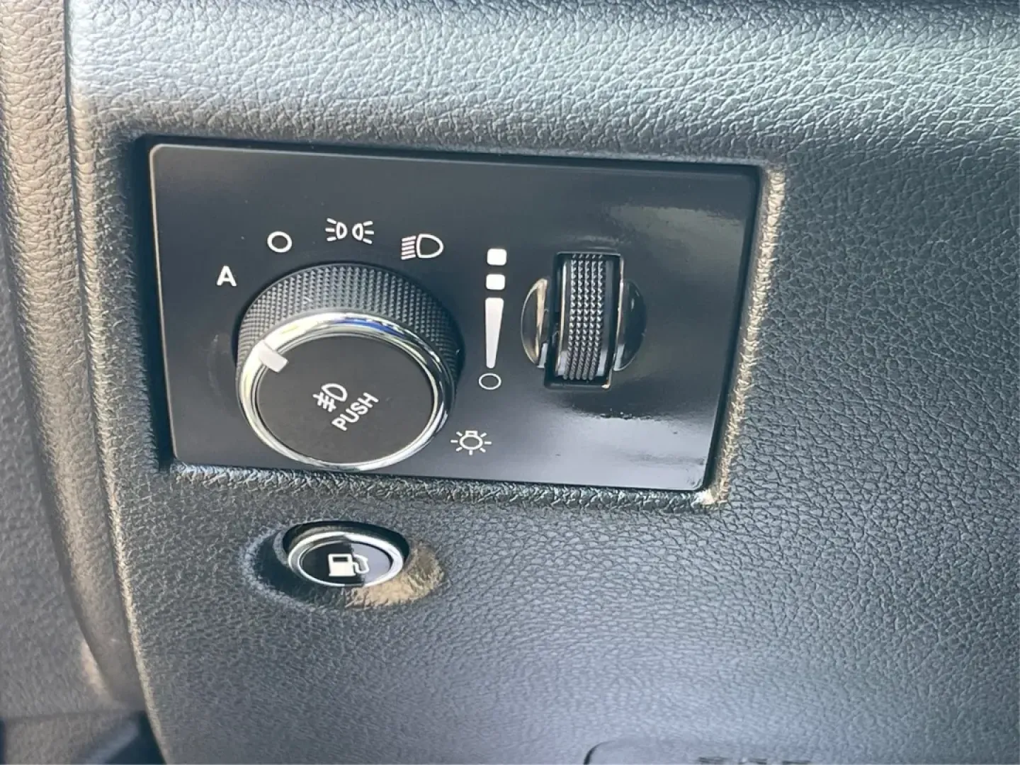 2016 Jeep Grand Cherokee Laredo (1C4RJFAG8GC) with an Pentastar 3.6L V-6 DOHC engine, located at 880 E. National Road, Vandalia, OH, 45377, (937) 908-9800, 39.891918, -84.183594 - **Elevate Your Adventures with the 2016 Jeep Grand Cherokee Laredo!**<br /> <br /> Are you ready to embark on your next adventure? Whether you're a growing family needing more space for weekend getaways or a commuter seeking a reliable ride for daily travels, the 2016 Jeep Grand Cherokee Laredo is y - Photo#17