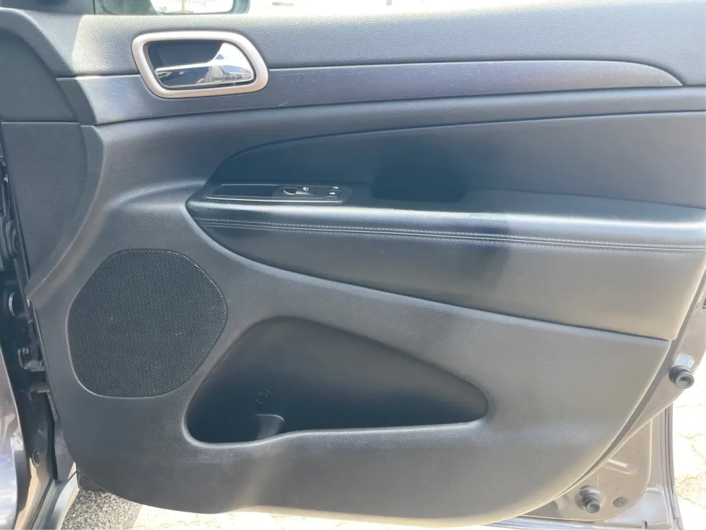 2016 Jeep Grand Cherokee Laredo (1C4RJFAG8GC) with an Pentastar 3.6L V-6 DOHC engine, located at 880 E. National Road, Vandalia, OH, 45377, (937) 908-9800, 39.891918, -84.183594 - **Elevate Your Adventures with the 2016 Jeep Grand Cherokee Laredo!**<br /> <br /> Are you ready to embark on your next adventure? Whether you're a growing family needing more space for weekend getaways or a commuter seeking a reliable ride for daily travels, the 2016 Jeep Grand Cherokee Laredo is y - Photo#20