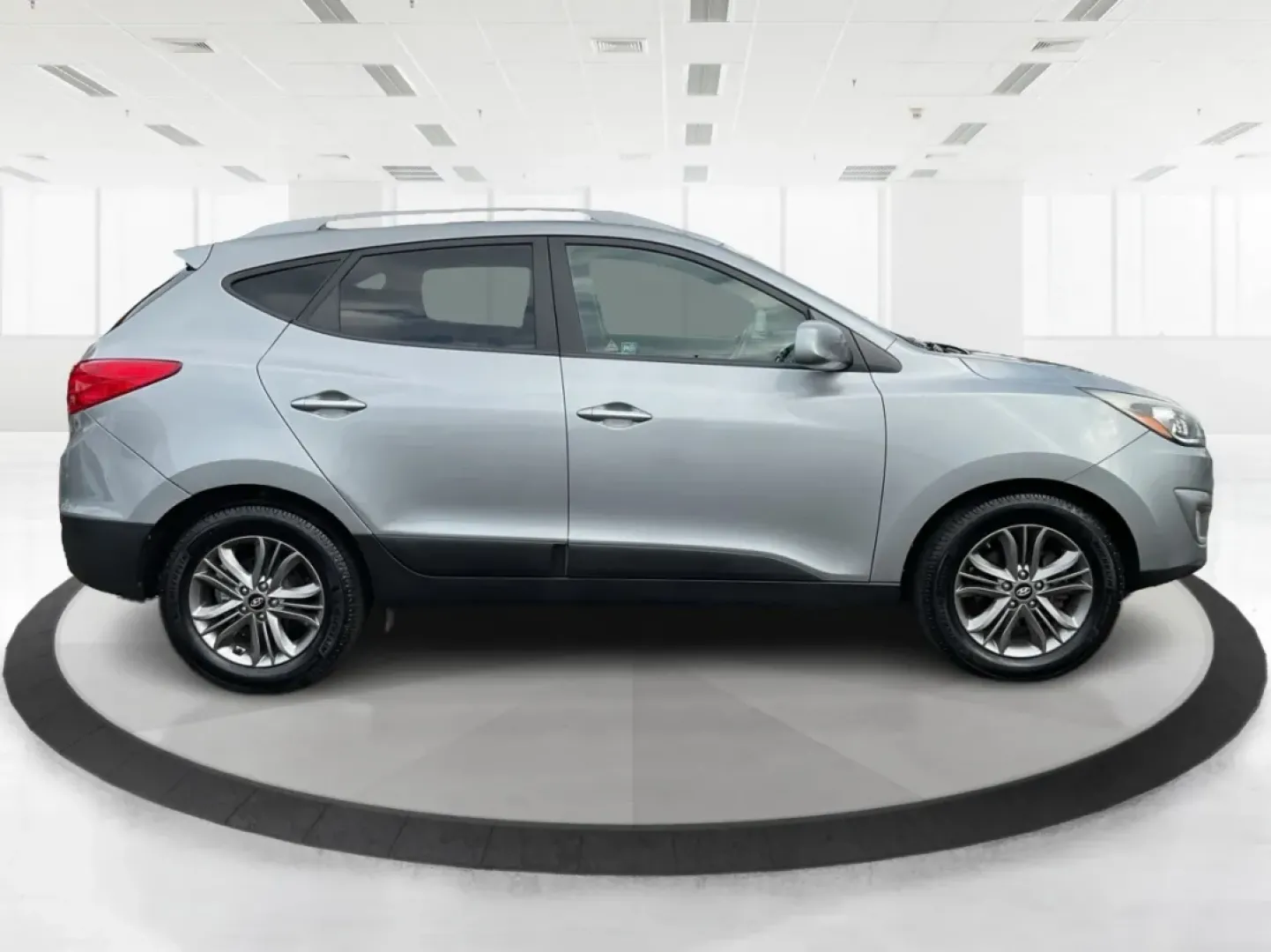 2015 Hyundai Tucson SE (KM8JUCAG2FU) with an Theta II 2.4L I-4 gasoline direct injection engine, located at 1099 N County Rd 25A, Troy, OH, 45373, (937) 908-9800, 40.057079, -84.212883 - Are you ready to elevate your daily commute or weekend adventures? The 2015 Hyundai Tucson SE, available exclusively at Advantage Car and Credit in Troy, OH, is the perfect SUV for anyone looking to enhance their lifestyle with a reliable and stylish vehicle. With its robust features and practicalit - Photo#1