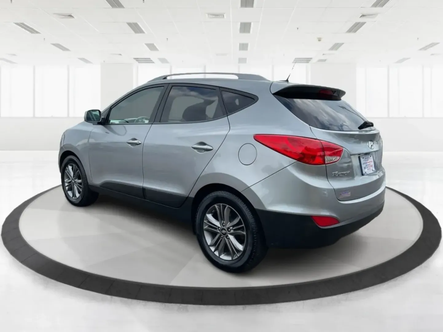 2015 Hyundai Tucson SE (KM8JUCAG2FU) with an Theta II 2.4L I-4 gasoline direct injection engine, located at 1099 N County Rd 25A, Troy, OH, 45373, (937) 908-9800, 40.057079, -84.212883 - Are you ready to elevate your daily commute or weekend adventures? The 2015 Hyundai Tucson SE, available exclusively at Advantage Car and Credit in Troy, OH, is the perfect SUV for anyone looking to enhance their lifestyle with a reliable and stylish vehicle. With its robust features and practicalit - Photo#3