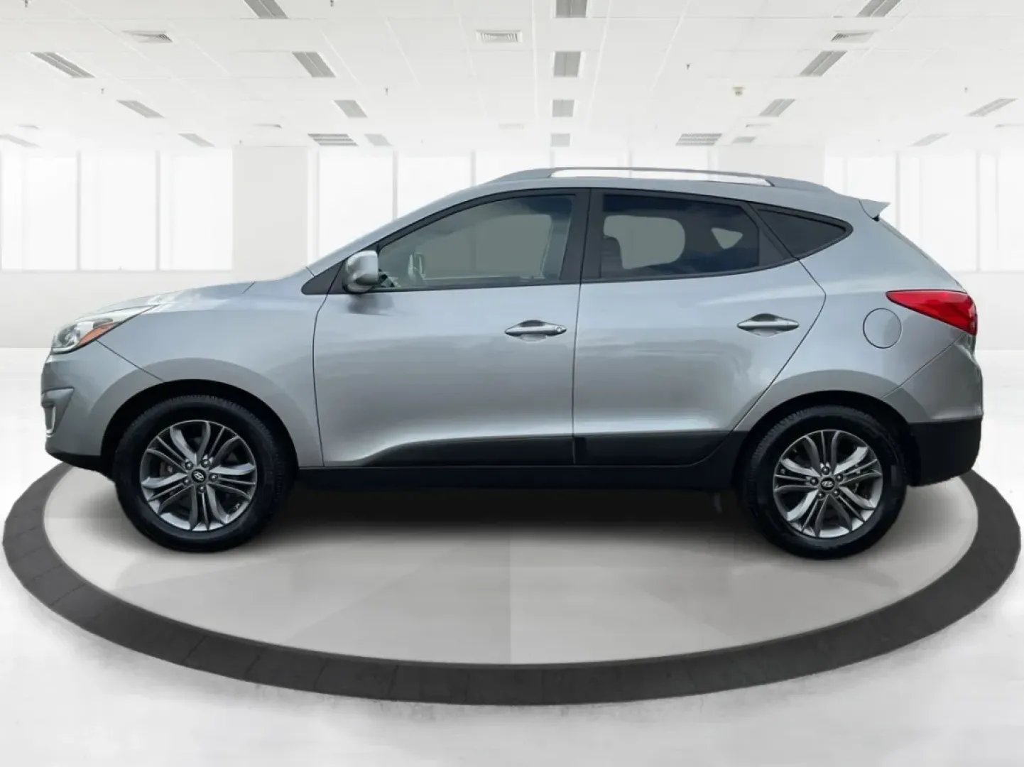 2015 Hyundai Tucson SE (KM8JUCAG2FU) with an Theta II 2.4L I-4 gasoline direct injection engine, located at 1099 N County Rd 25A, Troy, OH, 45373, (937) 908-9800, 40.057079, -84.212883 - Are you ready to elevate your daily commute or weekend adventures? The 2015 Hyundai Tucson SE, available exclusively at Advantage Car and Credit in Troy, OH, is the perfect SUV for anyone looking to enhance their lifestyle with a reliable and stylish vehicle. With its robust features and practicalit - Photo#4