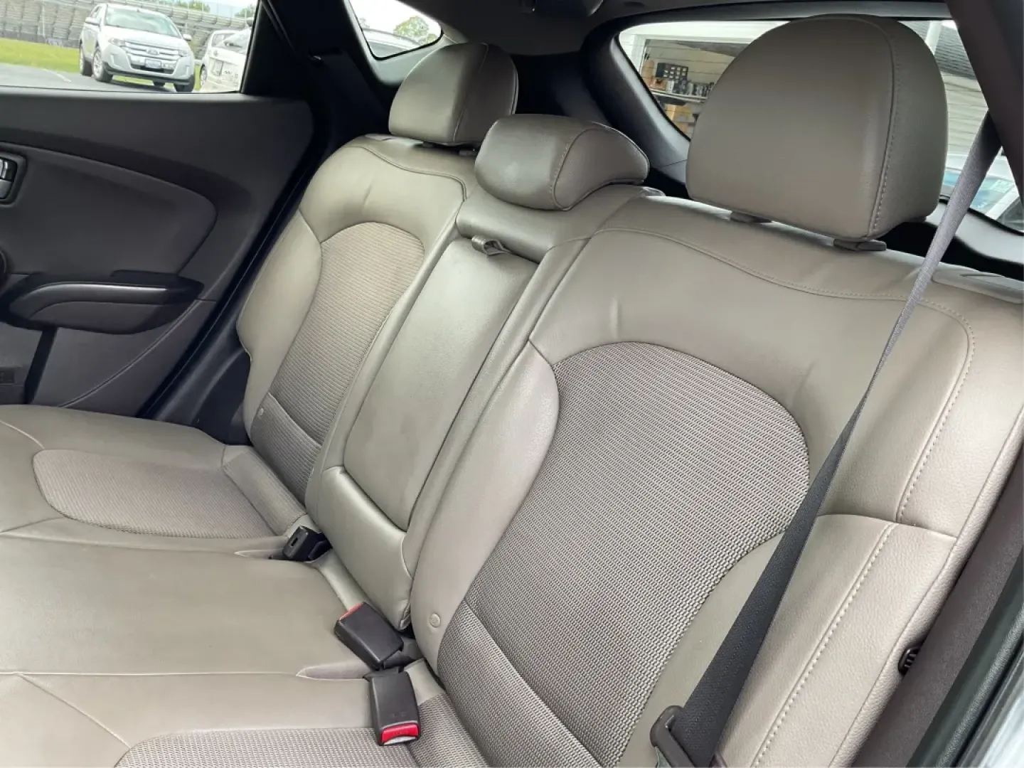 2015 Hyundai Tucson SE (KM8JUCAG2FU) with an Theta II 2.4L I-4 gasoline direct injection engine, located at 1099 N County Rd 25A, Troy, OH, 45373, (937) 908-9800, 40.057079, -84.212883 - Are you ready to elevate your daily commute or weekend adventures? The 2015 Hyundai Tucson SE, available exclusively at Advantage Car and Credit in Troy, OH, is the perfect SUV for anyone looking to enhance their lifestyle with a reliable and stylish vehicle. With its robust features and practicalit - Photo#9