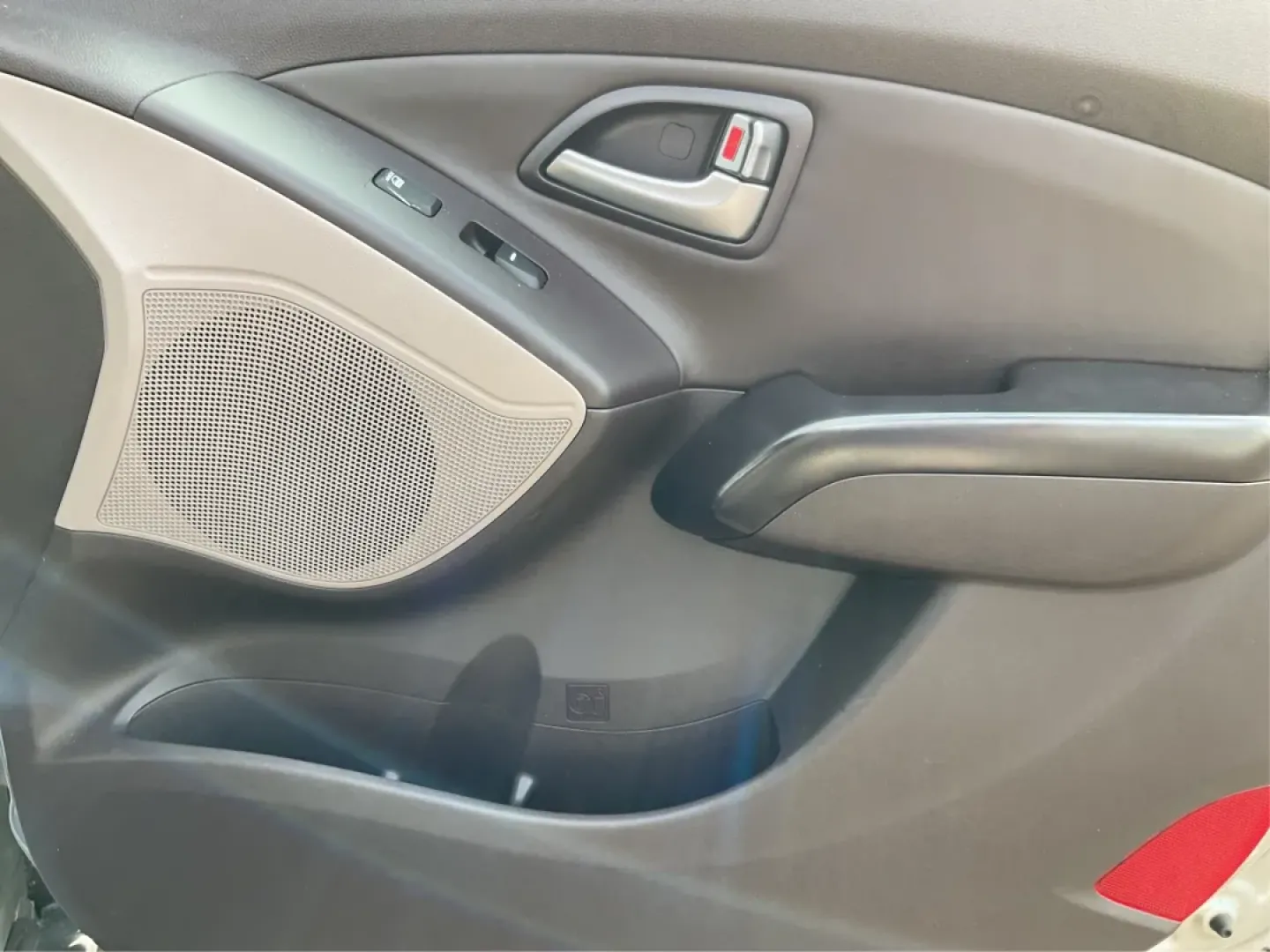 2015 Hyundai Tucson SE (KM8JUCAG2FU) with an Theta II 2.4L I-4 gasoline direct injection engine, located at 1099 N County Rd 25A, Troy, OH, 45373, (937) 908-9800, 40.057079, -84.212883 - Are you ready to elevate your daily commute or weekend adventures? The 2015 Hyundai Tucson SE, available exclusively at Advantage Car and Credit in Troy, OH, is the perfect SUV for anyone looking to enhance their lifestyle with a reliable and stylish vehicle. With its robust features and practicalit - Photo#18