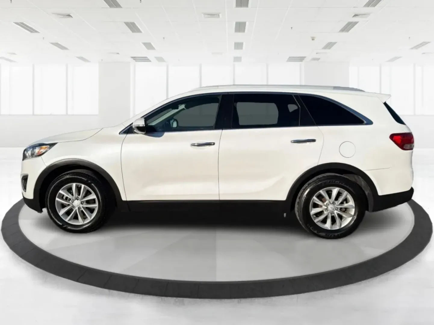 2016 Kia Sorento 2.4L LX (5XYPG4A39GG) with an 2.4L I-4 gasoline direct injection engine, 6-Speed Automatic transmission, located at 4508 South Dixie Dr, Moraine, OH, 45439, (937) 908-9800, 39.689976, -84.218452 - **Discover the Perfect Family SUV for Your Next Adventure!**<br /> <br /> Are you in search of a reliable SUV that can comfortably accommodate your growing family while also being great for weekend getaways? Look no further than the 2016 Kia Sorento 2.4L LX, available now at Advantage Car and Credit - Photo#5