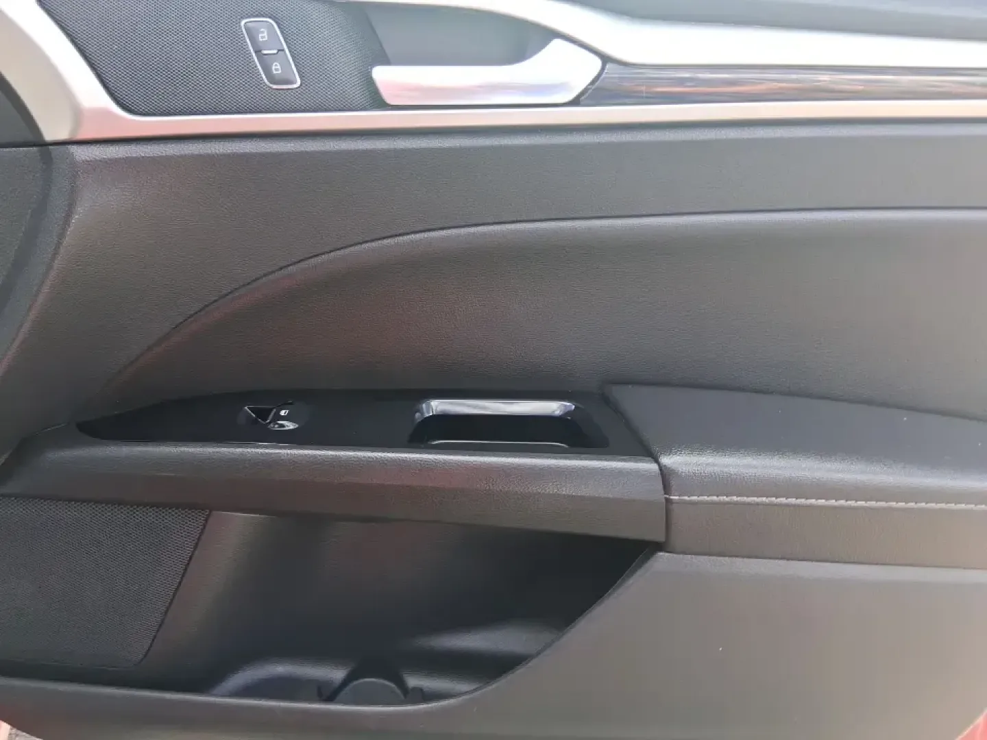 2016 Ford Fusion SE (3FA6P0HD7GR) with an 1.5L L4 DOHC 16V engine, 6-Speed Automatic transmission, located at 1099 N County Rd 25A, Troy, OH, 45373, (937) 908-9800, 40.057079, -84.212883 - Experience the perfect blend of style, comfort, and reliability with this 2016 Ford Fusion SE, available now at Advantage Car and Credit in Fairborn, OH. Whether you're a commuter navigating the busy streets of downtown Fairborn or a growing family looking for a dependable vehicle for your weekend a - Photo#20