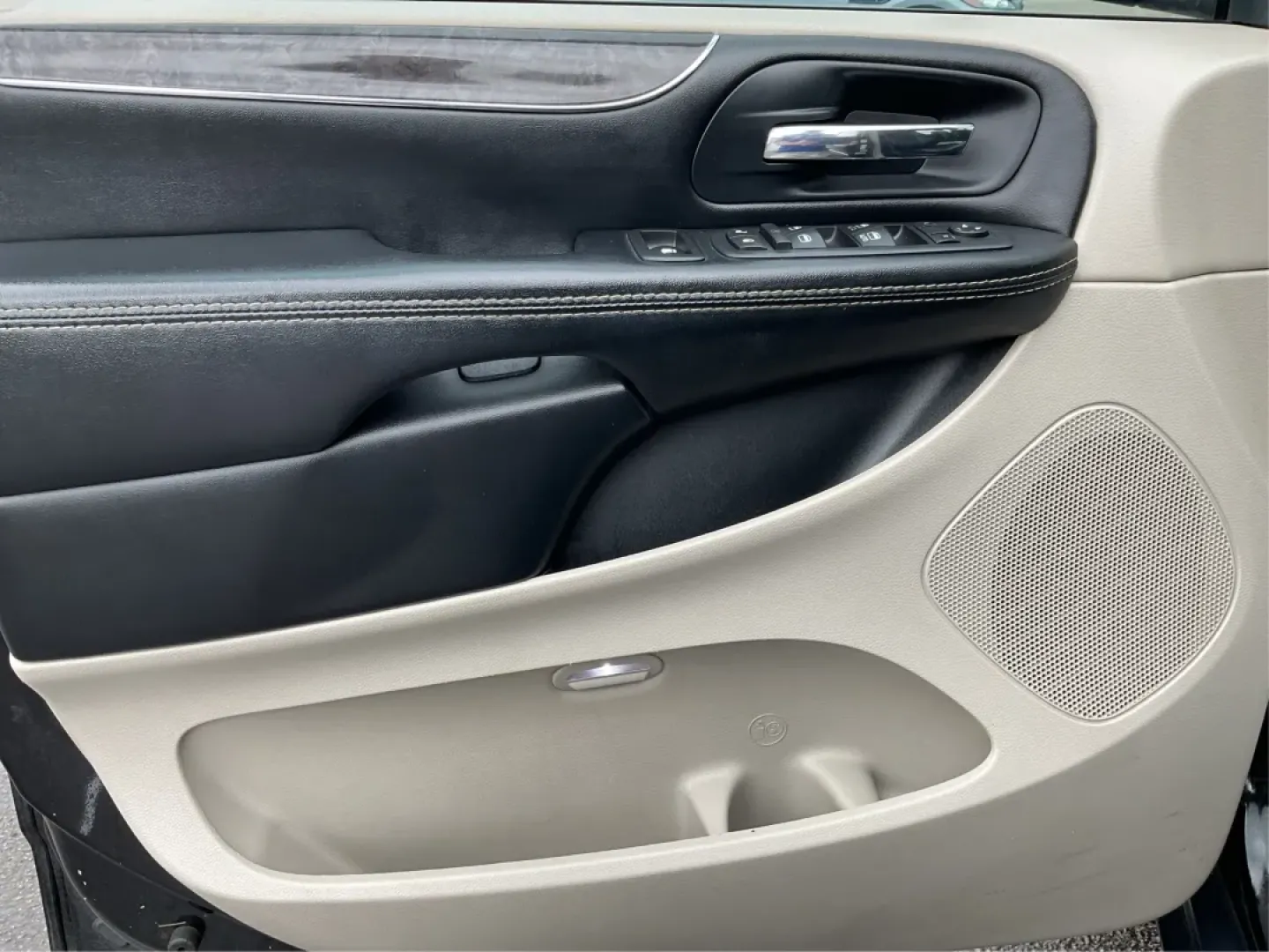 2016 Chrysler Town and Country Touring (2C4RC1BG9GR) with an Pentastar 3.6L V-6 DOHC engine, located at 4508 South Dixie Dr, Moraine, OH, 45439, (937) 908-9800, 39.689976, -84.218452 - **Discover Your Next Family Adventure with the 2016 Chrysler Town and Country Touring!**<br /> <br /> If you're searching for a reliable vehicle that's perfect for family road trips, daily commutes, or weekend getaways, look no further than this stunning 2016 Chrysler Town and Country Touring. W - Photo#19