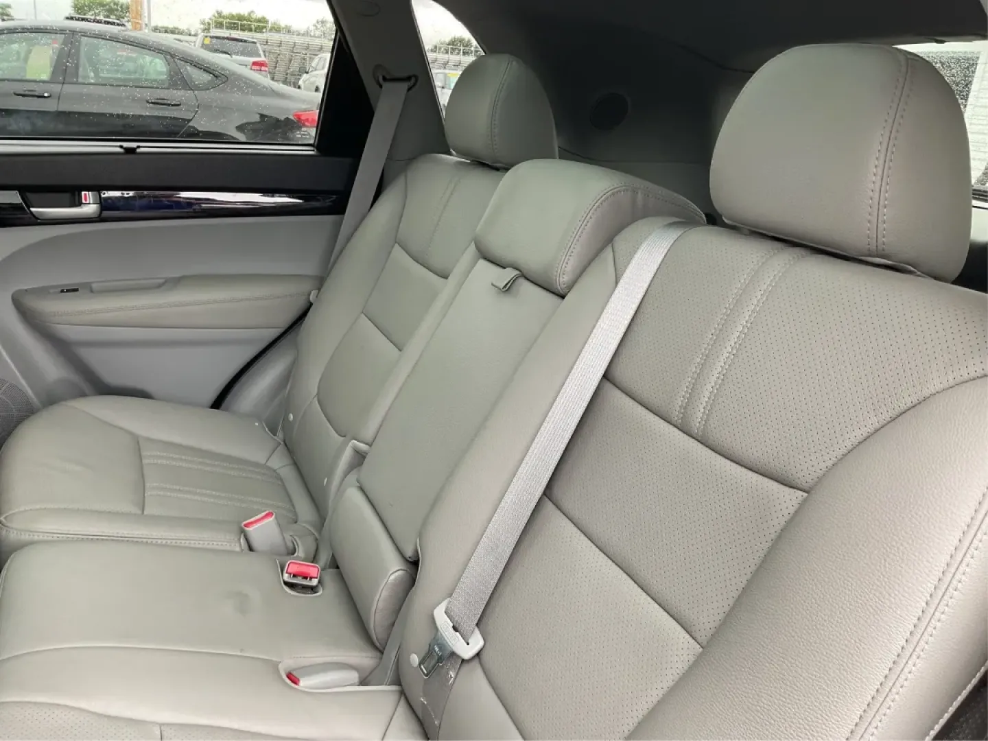 2014 Kia Sorento SX V6 AWD (5XYKWDA72EG) with an 3.3L V6 DOHC 24V engine, 6-Speed Automatic transmission, located at 1184 Kauffman Ave, Fairborn, OH, 45324, (937) 908-9800, 39.807072, -84.030914 - Are you ready to elevate your driving experience and embark on new adventures? Look no further than this stunning 2014 Kia Sorento SX V6 AWD, a robust SUV that's perfect for growing families, weekend explorers, and daily commuters alike. With its impressive blend of comfort, capability, and advanced - Photo#10