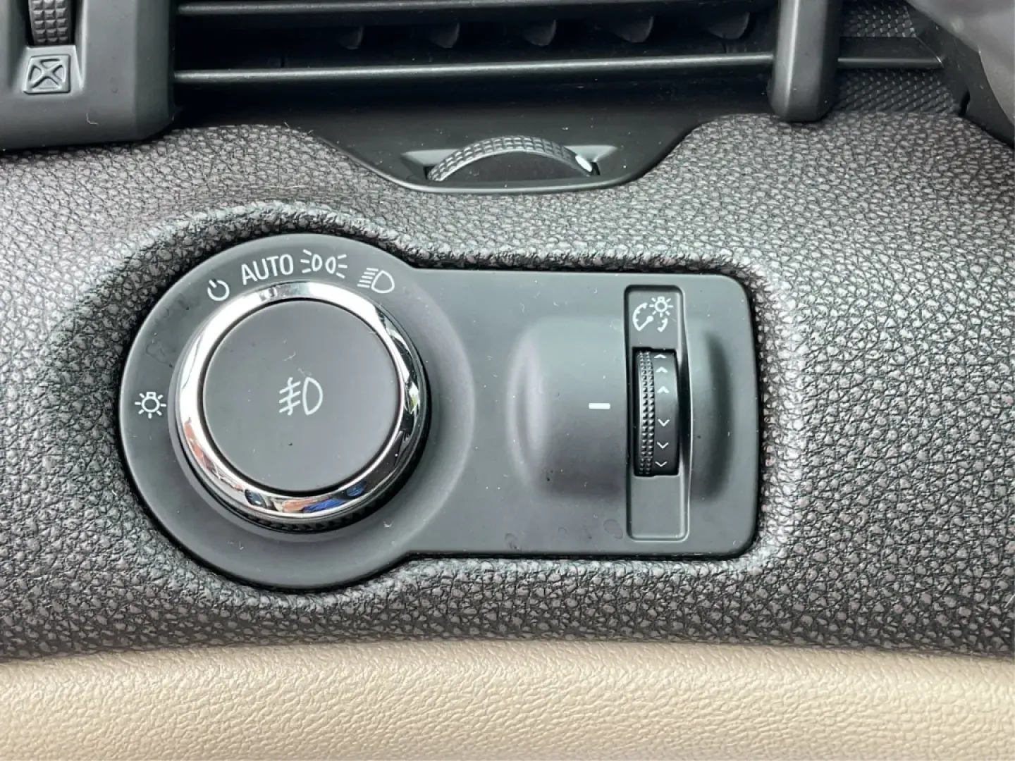 2014 Chevrolet Malibu 2LT (1G11E5SL5EF) with an ECOTEC 2.5L I-4 gasoline direct injection engine, located at 401 Woodman Dr, Riverside, OH, 45431, (937) 908-9800, 39.760899, -84.123421 - Are you searching for a reliable vehicle that can handle daily commutes while still making weekend adventures a breeze? Look no further than this stunning 2014 Chevrolet Malibu 2LT, available now at Advantage Car and Credit in Riverside, OH. With its sleek design and impressive features, this sedan - Photo#17