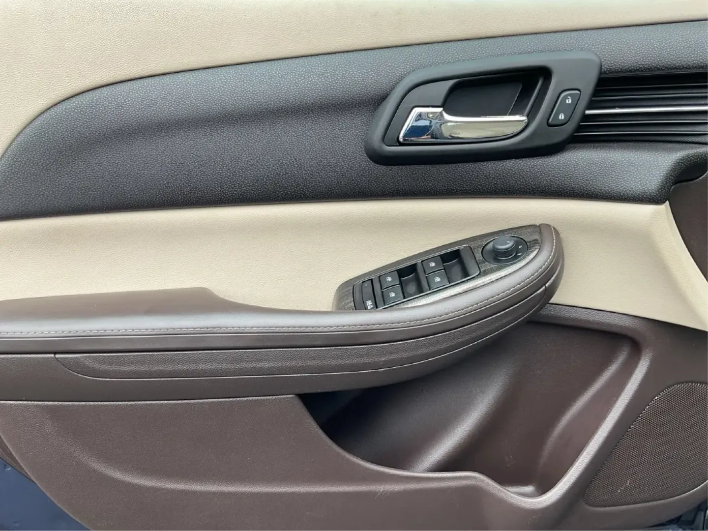 2014 Chevrolet Malibu 2LT (1G11E5SL5EF) with an ECOTEC 2.5L I-4 gasoline direct injection engine, located at 401 Woodman Dr, Riverside, OH, 45431, (937) 908-9800, 39.760899, -84.123421 - Are you searching for a reliable vehicle that can handle daily commutes while still making weekend adventures a breeze? Look no further than this stunning 2014 Chevrolet Malibu 2LT, available now at Advantage Car and Credit in Riverside, OH. With its sleek design and impressive features, this sedan - Photo#19