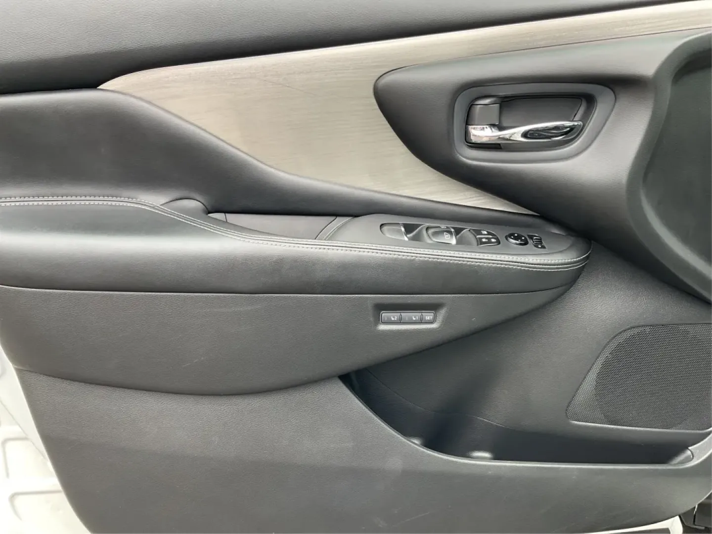 2015 Nissan Murano SL (5N1AZ2MH1FN) with an 3.5L V-6 DOHC engine, located at 8750 N County Rd 25A, Piqua, OH, 45356, (937) 908-9800, 40.164391, -84.232513 - **Elevate Your Everyday Adventures with the 2015 Nissan Murano SL at Advantage Car and Credit - Piqua!**<br /> <br /> Are you looking for a versatile vehicle that can seamlessly transition from family outings to weekend getaways? The 2015 Nissan Murano SL is the perfect companion for your everyday a - Photo#18