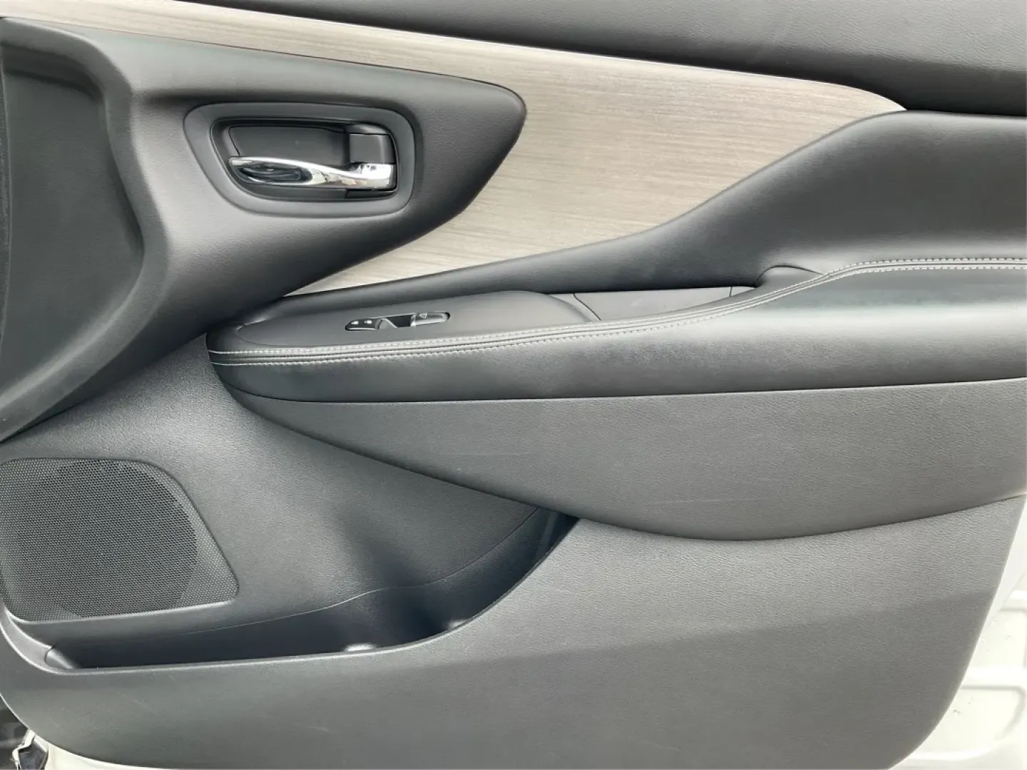 2015 Nissan Murano SL (5N1AZ2MH1FN) with an 3.5L V-6 DOHC engine, located at 8750 N County Rd 25A, Piqua, OH, 45356, (937) 908-9800, 40.164391, -84.232513 - **Elevate Your Everyday Adventures with the 2015 Nissan Murano SL at Advantage Car and Credit - Piqua!**<br /> <br /> Are you looking for a versatile vehicle that can seamlessly transition from family outings to weekend getaways? The 2015 Nissan Murano SL is the perfect companion for your everyday a - Photo#19