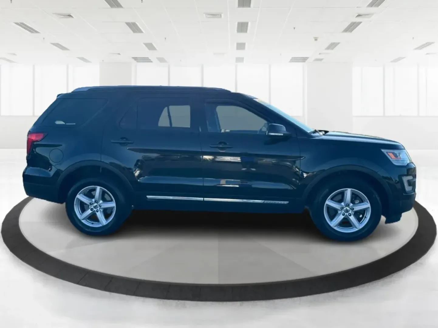 2017 Ford Explorer XLT (1FM5K8D82HG) with an EcoBoost 2.3L I-4 gasoline direct injection engine, located at 1184 Kauffman Ave, Fairborn, OH, 45324, (937) 908-9800, 39.807072, -84.030914 - **Explore Your Next Adventure with the 2017 Ford Explorer XLT at Advantage Car and Credit - Fairborn**<br /> <br /> Are you ready to upgrade your family vehicle for weekend getaways and daily adventures? Look no further than this stunning 2017 Ford Explorer XLT, a perfect blend of style, comfort, an - Photo#1