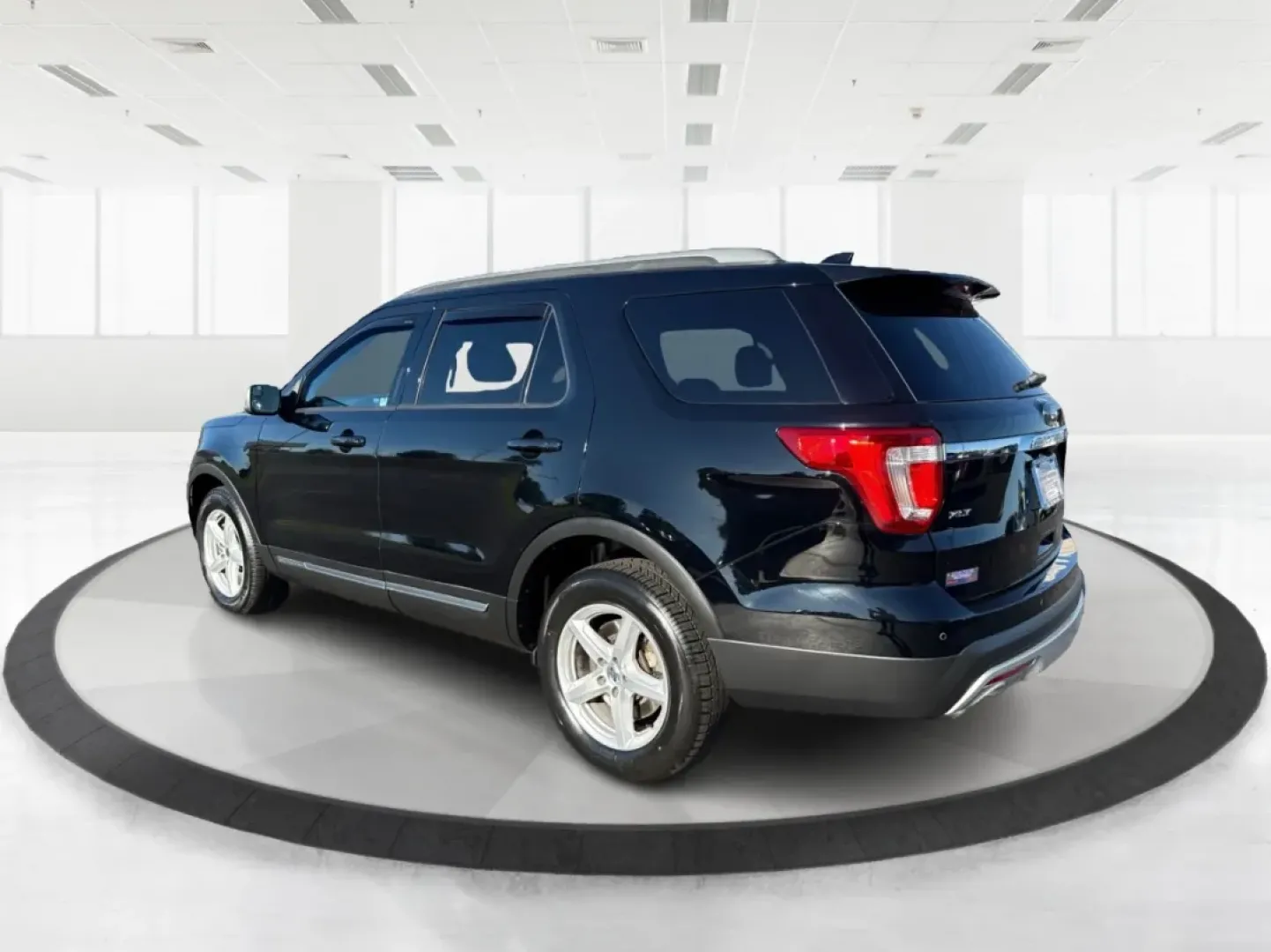 2017 Ford Explorer XLT (1FM5K8D82HG) with an EcoBoost 2.3L I-4 gasoline direct injection engine, located at 1184 Kauffman Ave, Fairborn, OH, 45324, (937) 908-9800, 39.807072, -84.030914 - **Explore Your Next Adventure with the 2017 Ford Explorer XLT at Advantage Car and Credit - Fairborn**<br /> <br /> Are you ready to upgrade your family vehicle for weekend getaways and daily adventures? Look no further than this stunning 2017 Ford Explorer XLT, a perfect blend of style, comfort, an - Photo#4