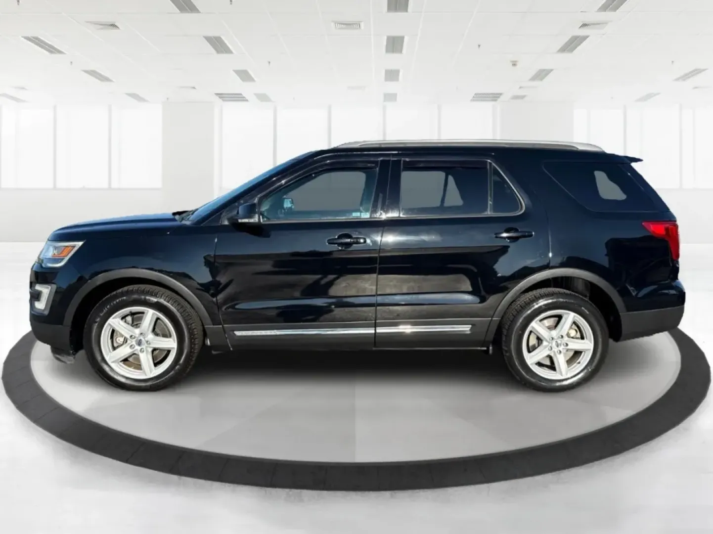 2017 Ford Explorer XLT (1FM5K8D82HG) with an EcoBoost 2.3L I-4 gasoline direct injection engine, located at 1184 Kauffman Ave, Fairborn, OH, 45324, (937) 908-9800, 39.807072, -84.030914 - **Explore Your Next Adventure with the 2017 Ford Explorer XLT at Advantage Car and Credit - Fairborn**<br /> <br /> Are you ready to upgrade your family vehicle for weekend getaways and daily adventures? Look no further than this stunning 2017 Ford Explorer XLT, a perfect blend of style, comfort, an - Photo#5