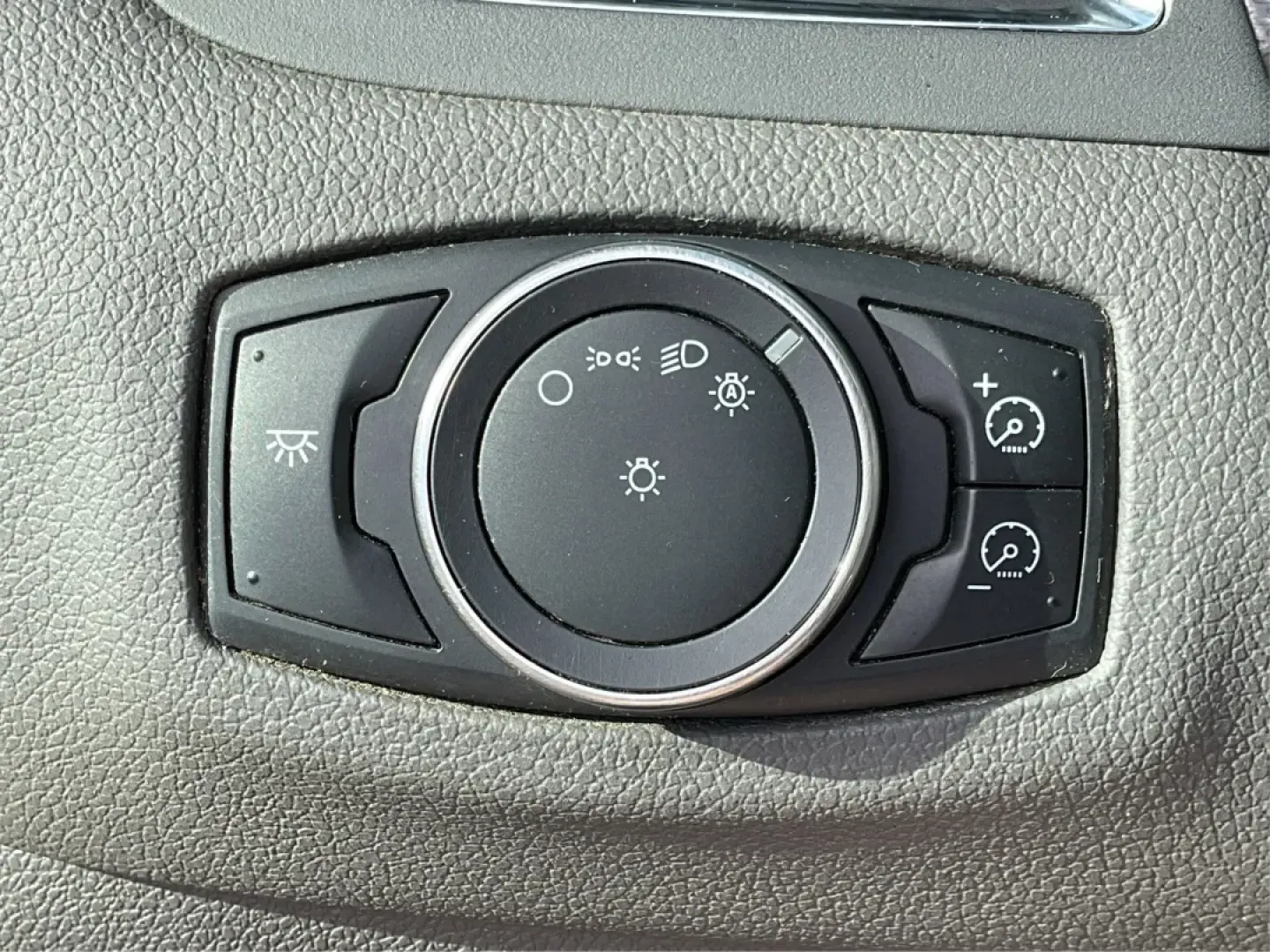 2013 Ford Edge SEL (2FMDK4JC4DB) with an 3.5L V-6 DOHC engine, located at 1951 S Dayton Lakeview Rd., New Carlisle, OH, 45344, (937) 908-9800, 39.890999, -84.050255 - **Explore the Great Outdoors with the 2013 Ford Edge SEL at Advantage Car and Credit - New Carlisle!**<br /> <br /> Are you ready for your next family adventure? The 2013 Ford Edge SEL is the perfect SUV for those seeking to balance everyday driving with weekend escapades. With its spacious interior - Photo#17